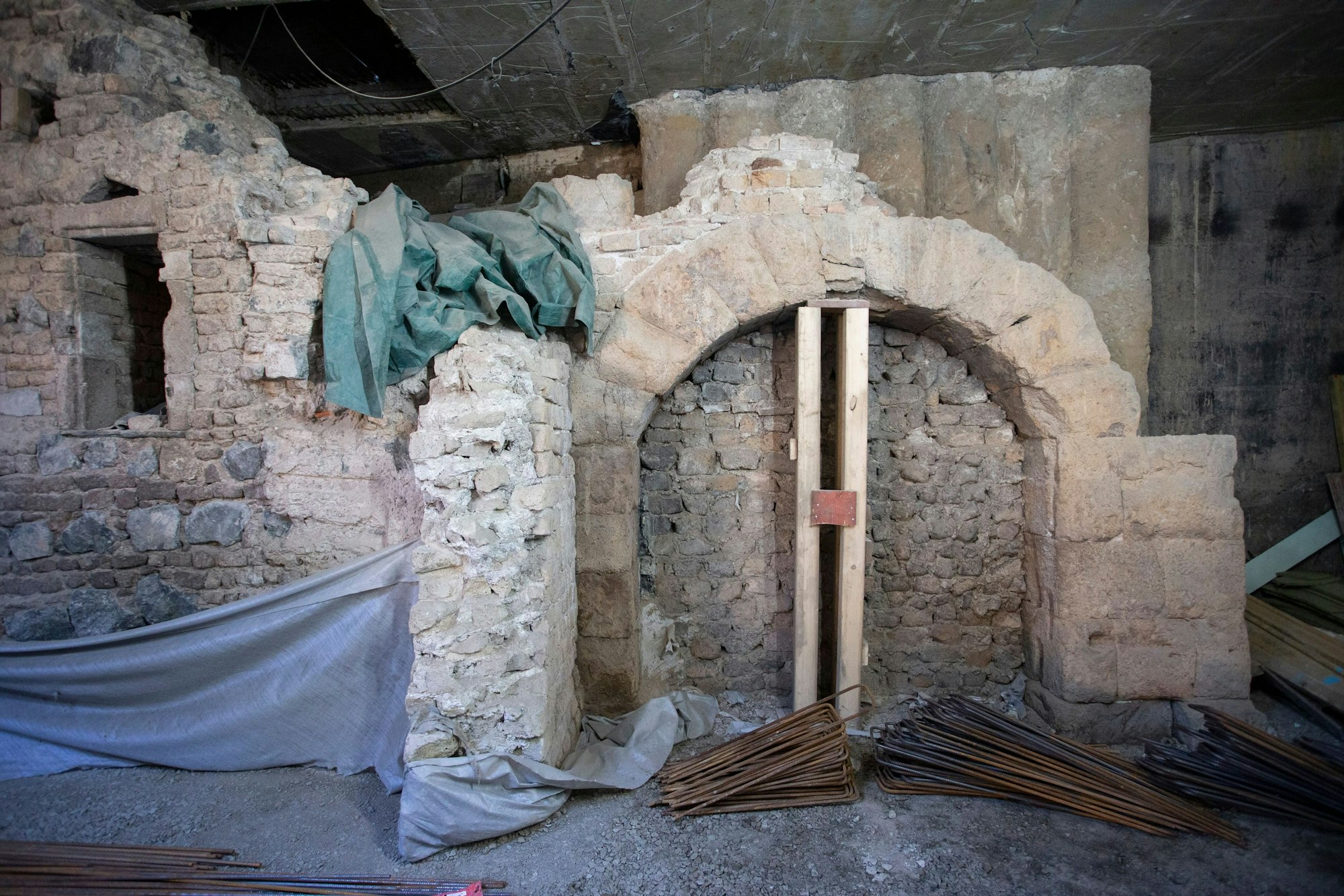 Hinter dem römischen Torbogen mussten große Bohrpfähle aus Stahlbeton eingebracht werden, um die darüber befindliche Rathaus-Laube zu stützen.