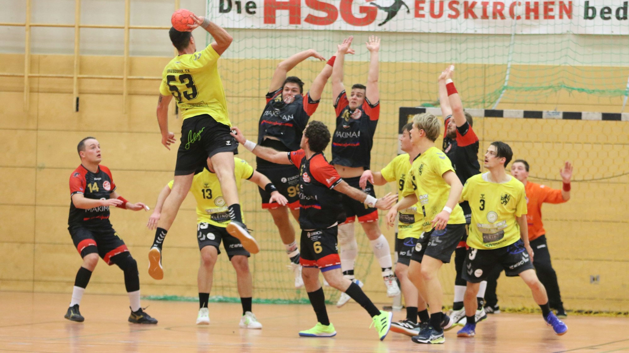 Das Bild zeigt einige Spieler des TV Palmersheim, die hochspringen, um einen Ball abzuwehren.