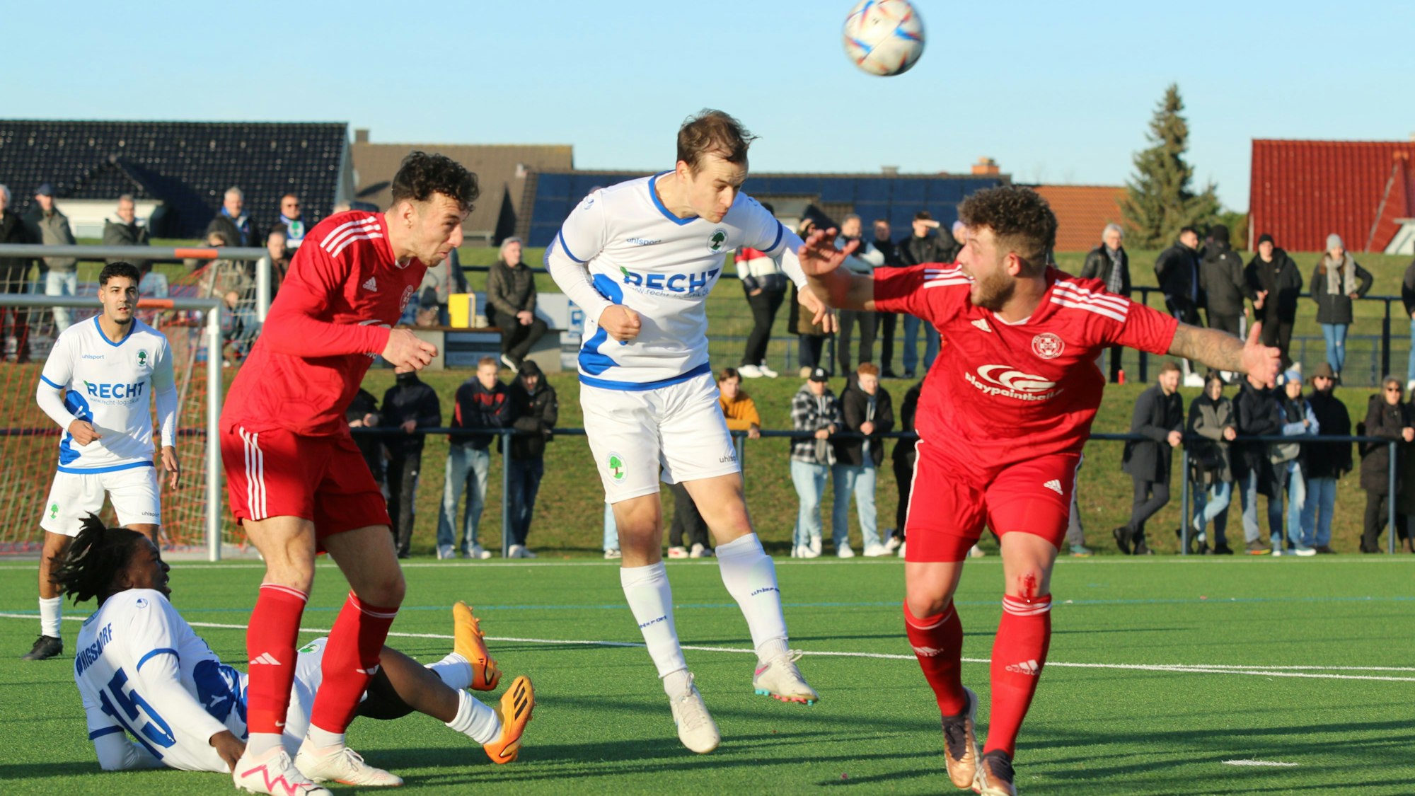 Ein Königsdorfer Spieler kommt zum Kopfball, wird aber von zwei Zülpicher Spielern gedeckt.