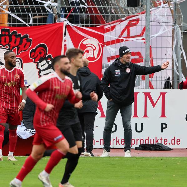 SC Fortuna Köln vs. Rödinghausen, 4.Liga, hinten: Trainer Markus von Ahlen Fortuna, 25.11.2023, Bild: *** SC Fortuna Köln vs Rödinghausen, 4 Liga, behind coach Markus von Ahlen Fortuna , 25 11 2023, picture