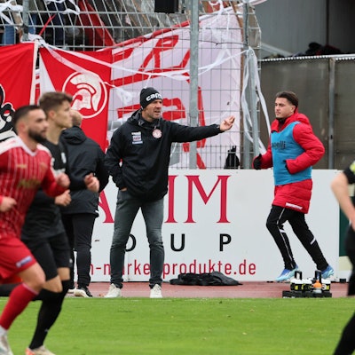 SC Fortuna Köln vs. Rödinghausen, 4.Liga, hinten: Trainer Markus von Ahlen Fortuna, 25.11.2023, Bild: *** SC Fortuna Köln vs Rödinghausen, 4 Liga, behind coach Markus von Ahlen Fortuna , 25 11 2023, picture