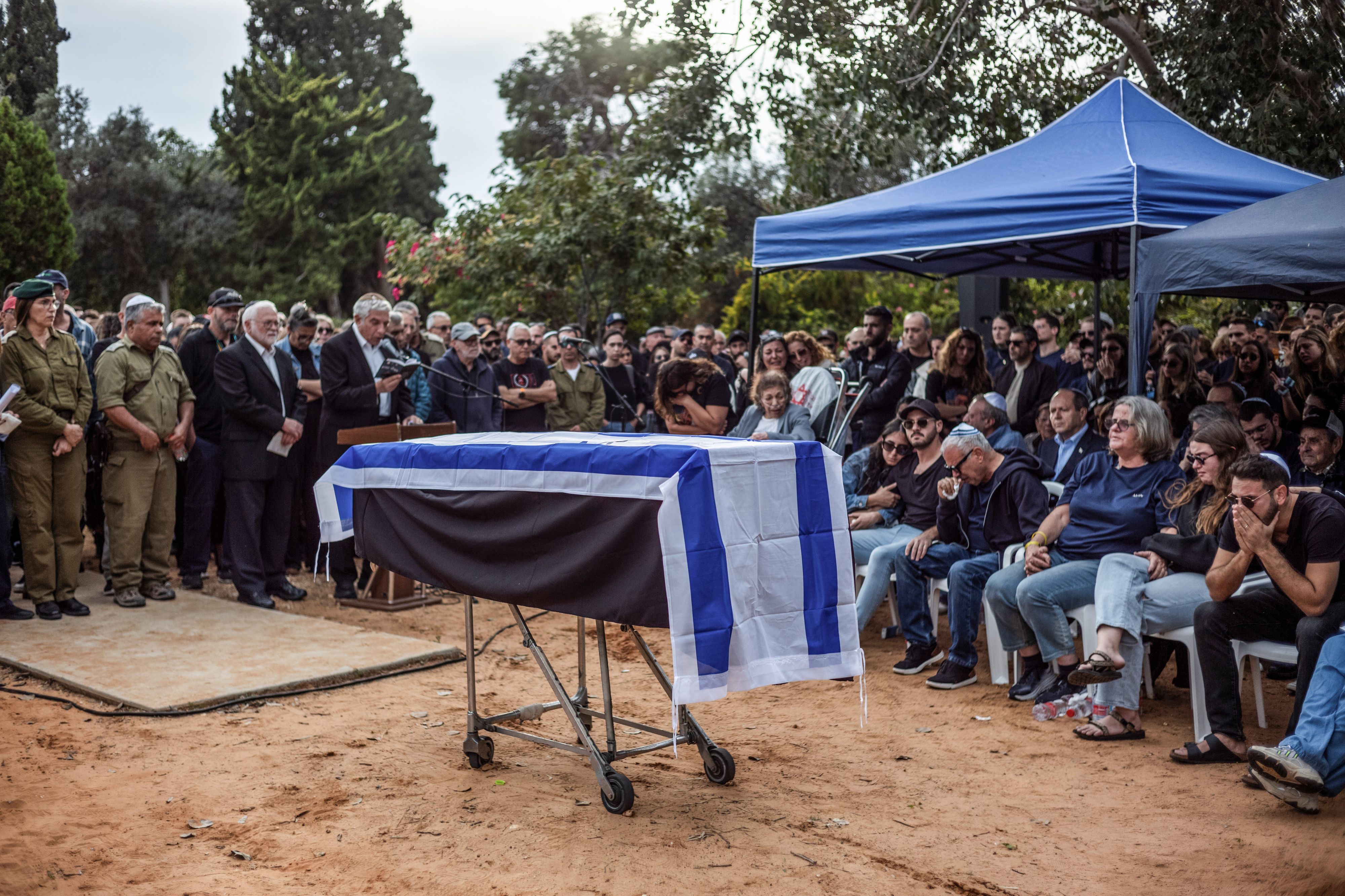 Angehörige und Freunde nehmen an der Beerdigung einer der drei israelischen Geiseln teil, die irrtümlich durch Beschuss israelischer Soldaten getötet wurden.