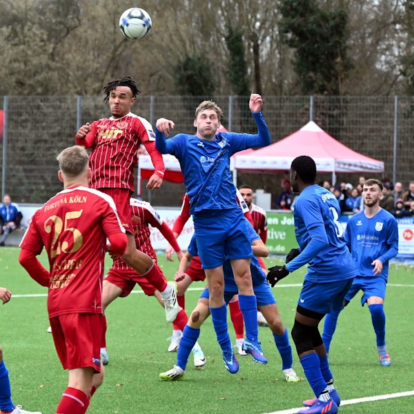 16.12.2023, Fussball Bitburger-Pokal
SV Bergfried Leverkusen - S.C. Fortuna Köln
links: Joshua Eze (Fortuna)
rechts: Tobias Zahn (Bergfried)
Foto: Uli Herhaus