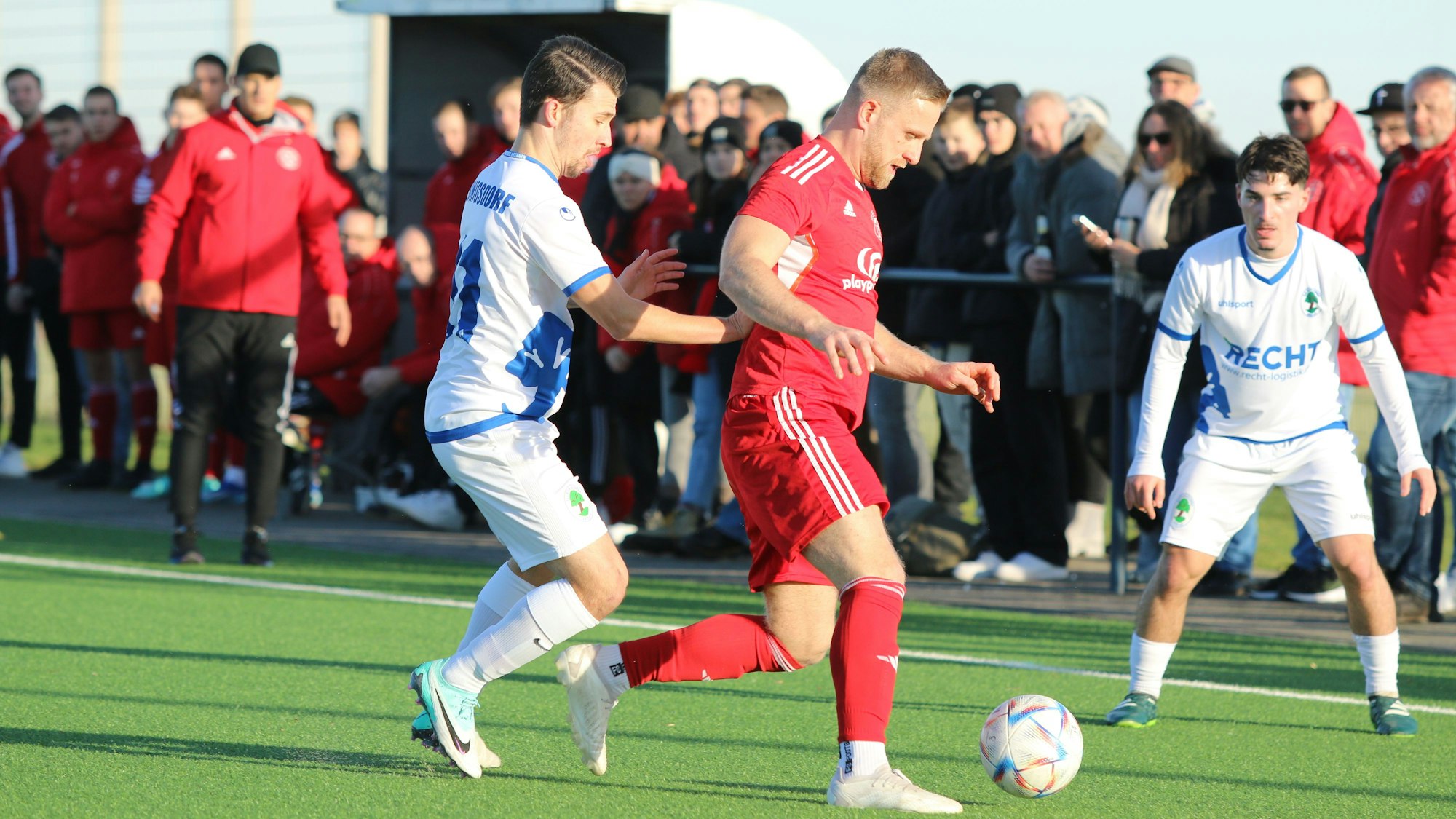 Zülpichs Marco Weinhold am Ball, von hinten nähert sich sein Gegenspieler.