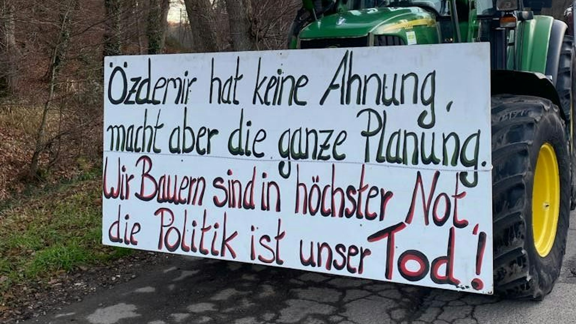 Das Bild zeigt ein Demo-Plakat: Wir Bauern sind in höchster Not, die Politik ist unser Tod ist darauf zu lesen.