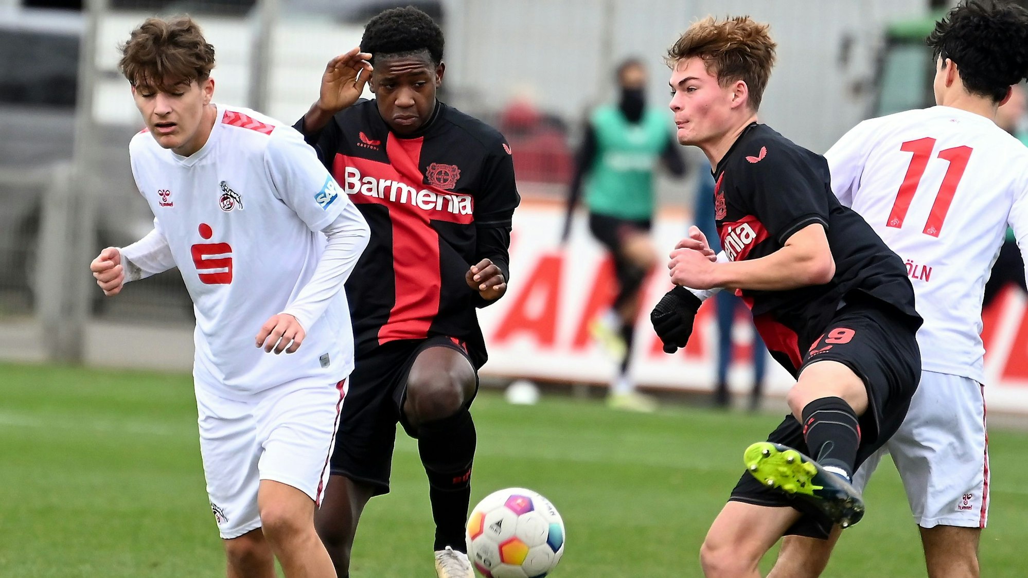 16.12.2023, Fussball-B-Junioren Bundesliga
Bayer 04 Leverkusen-1.FC Köln
links: Alessandro Puzzo (Köln)
mitte: Naba Mensah (Bayer)
rechts: Ben Hawighorst (Bayer)
Foto: Uli Herhaus