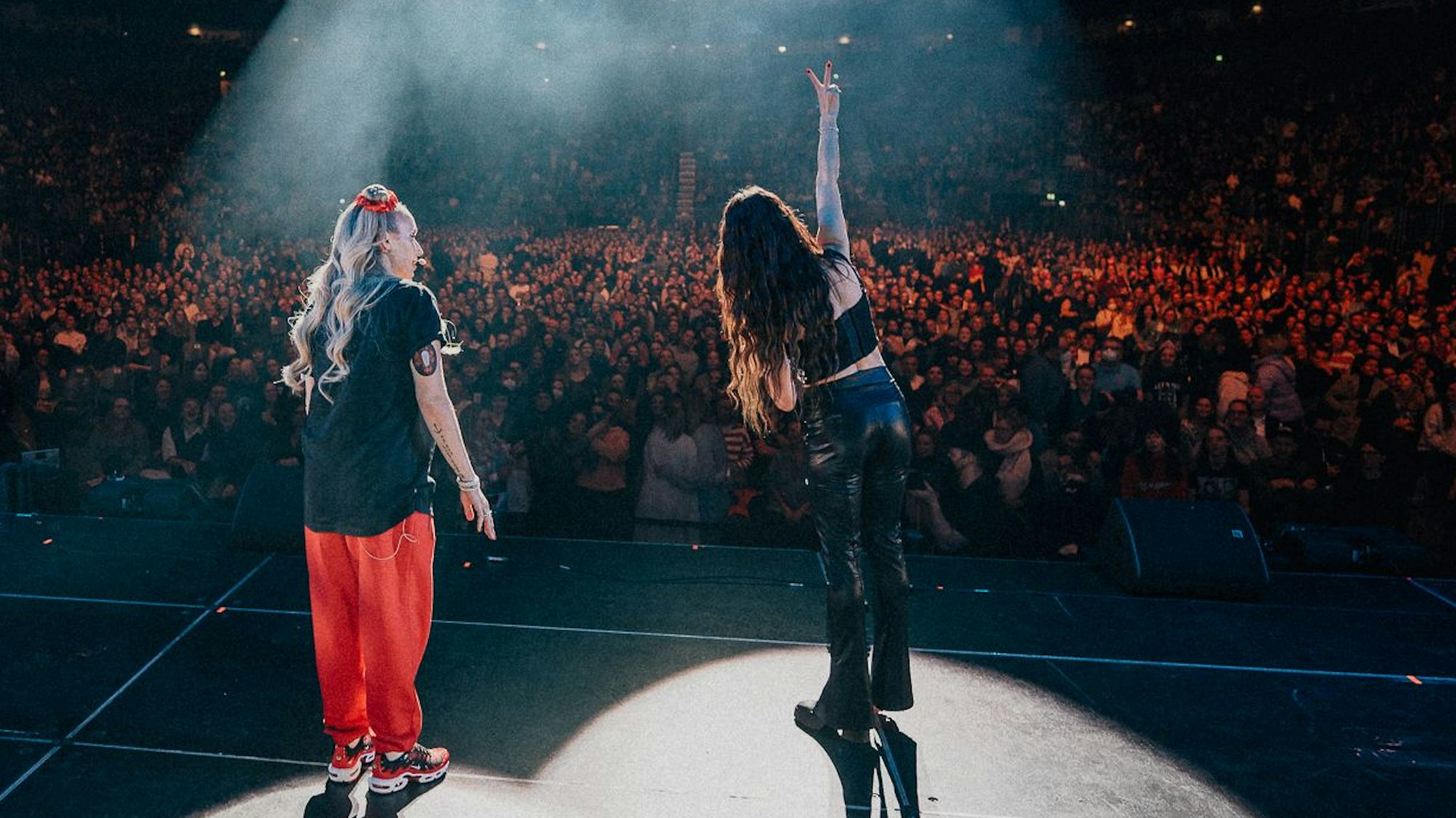 Podcast-Show "Weird Crimes" in der Lanxess-Arena mit Comedian Ines Anioli und Moderatorin Charlotte Mellahn alias Visa Vie.