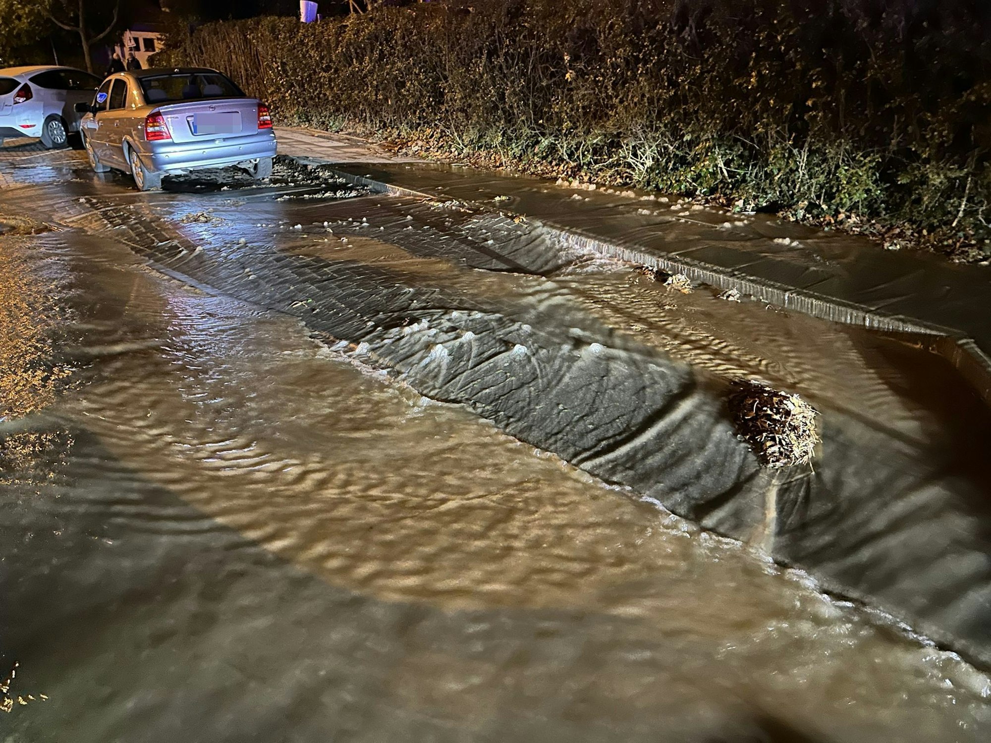 Das Bild zeigt eine überflutete Straße.