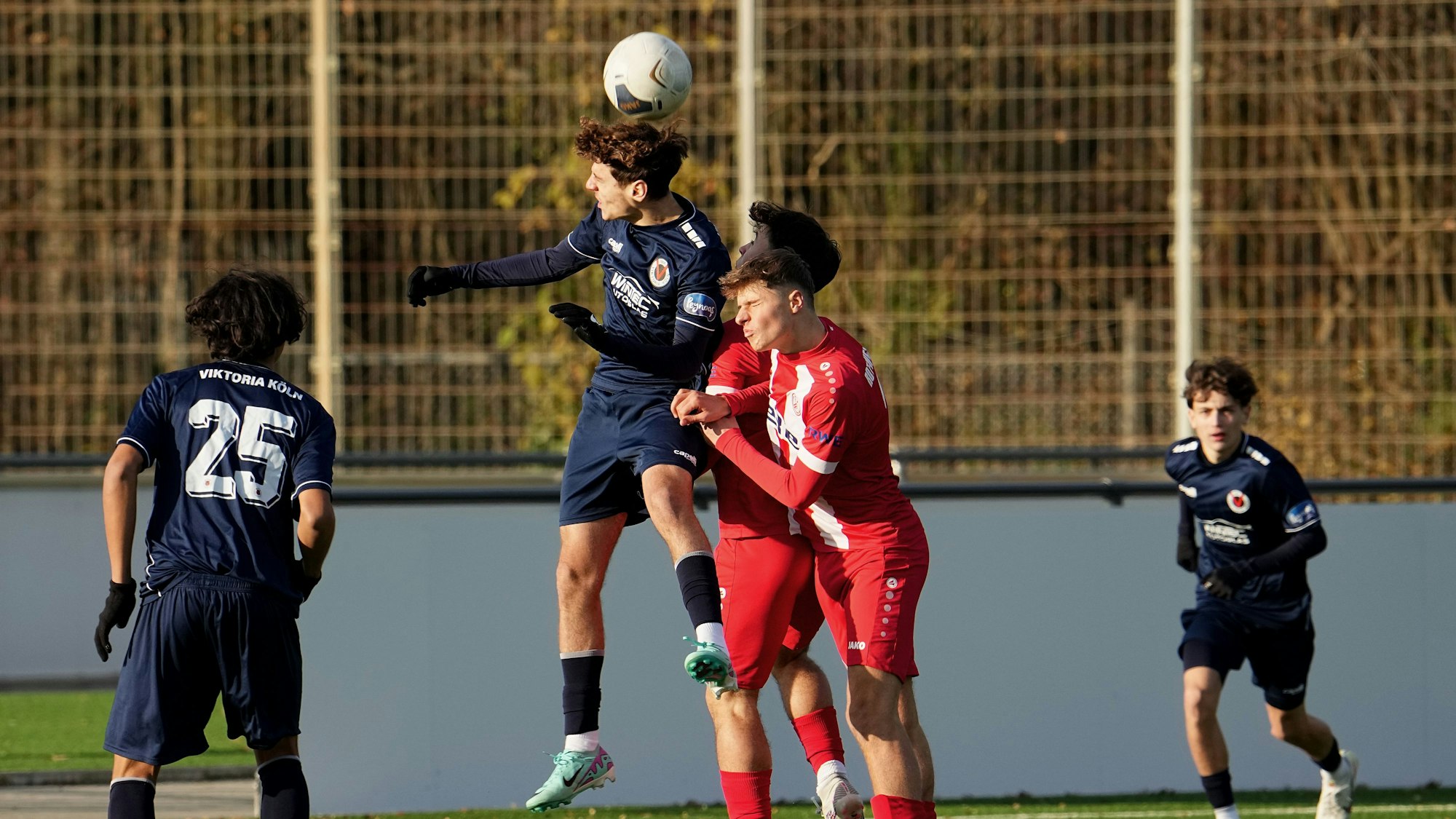 Özgürcan Köse und Dominik Hardi von der RWE U17 im Spiel gegen Benjamin Avzii vom FC Viktoria Köln. Das Spiel der B-Junioren Bundesliga am 03.12.2023 auf der BSA Mitte 2, Seumannstraße 55 endete 4:4.
Michael Gohl / FUNKE Foto Services