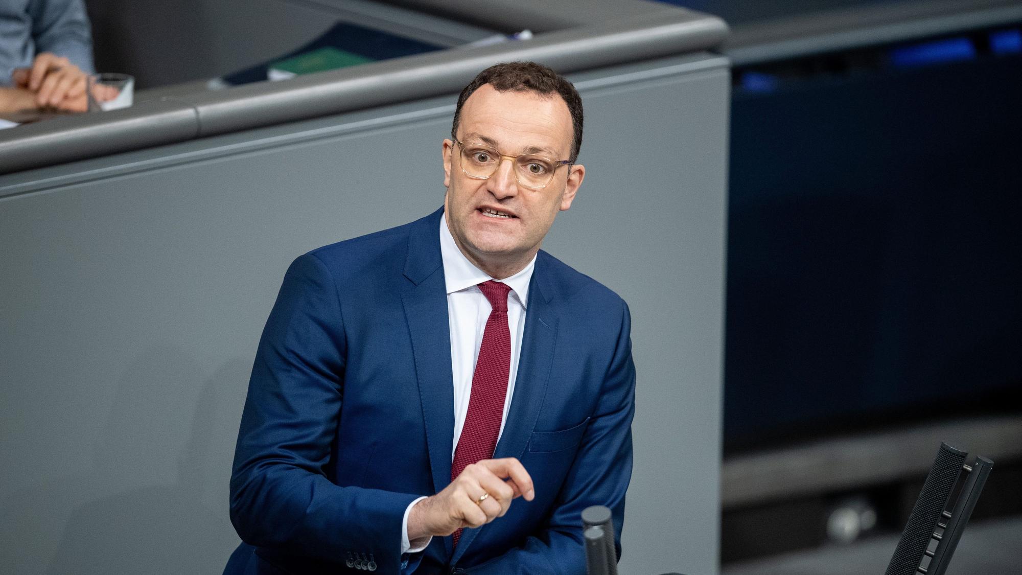 Jens Spahn (CDU), spricht bei einer aktuellen Stunde im Bundestag.