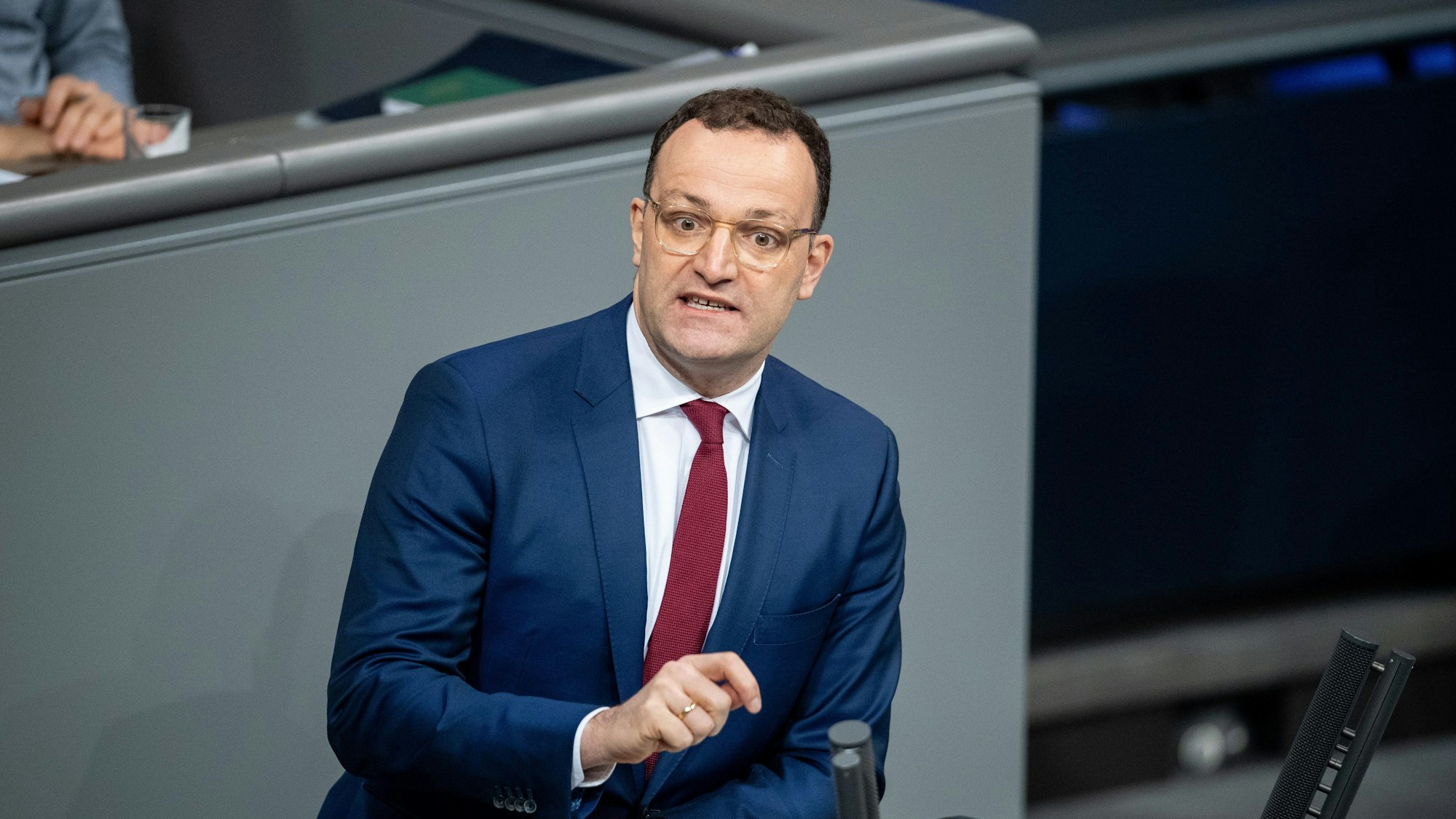 Jens Spahn (CDU), spricht bei einer aktuellen Stunde im Bundestag.