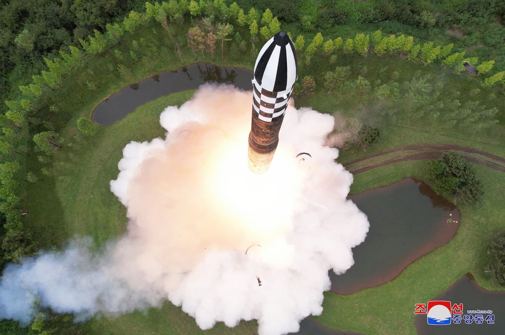 Eine mutmaßliche Interkontinetalrakete startet von einer Abschussrampe.