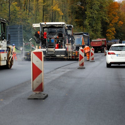 Bauarbeiter sanieren die Fahrbahn auf der A4 in Richtung Köln.