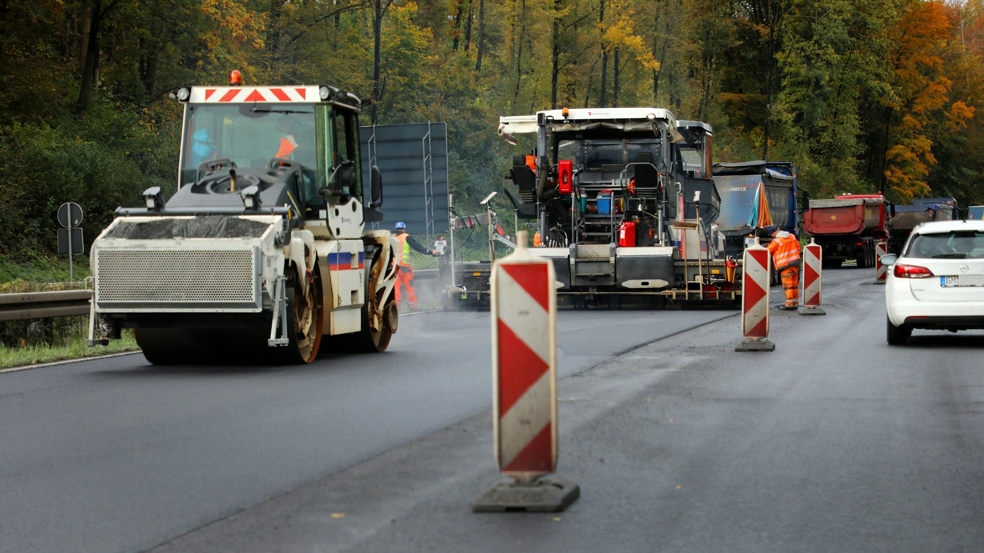 Bauarbeiter sanieren die Fahrbahn auf der A4 in Richtung Köln.