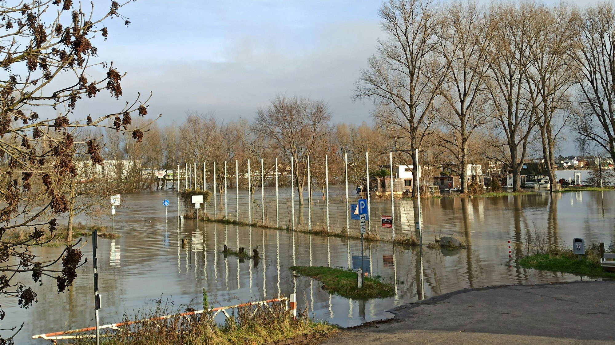 Land unter am Herseler Rheinufer.