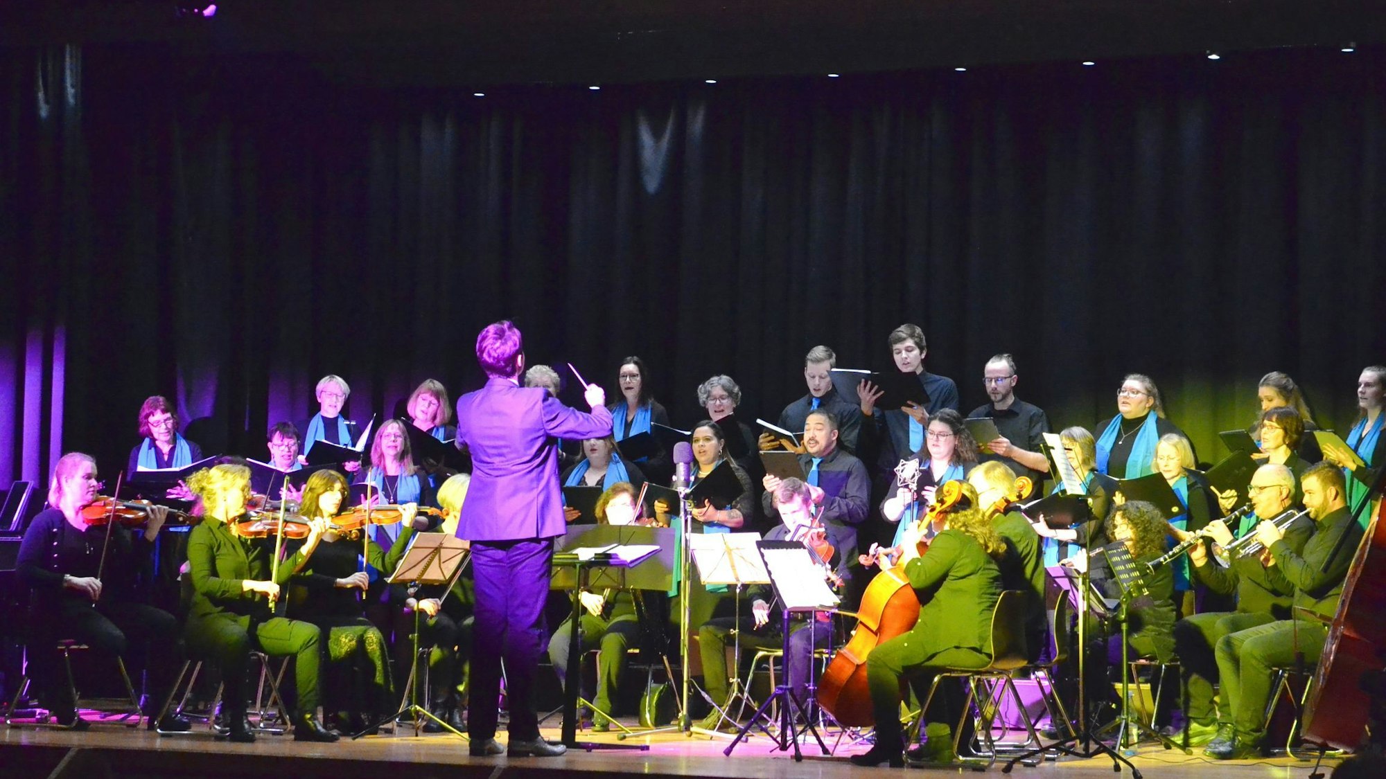 Der Dietrich-Bonhoeffer-Chor beim Auftritt im Mechernicher Turmhof-Gymnasium.