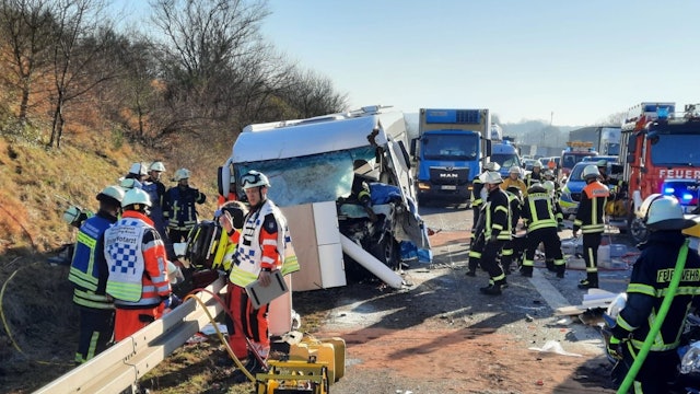 Schwerer Unfall mit fünf Verletzten auf der A3 Richtung Köln bei Hennef-Dambroich