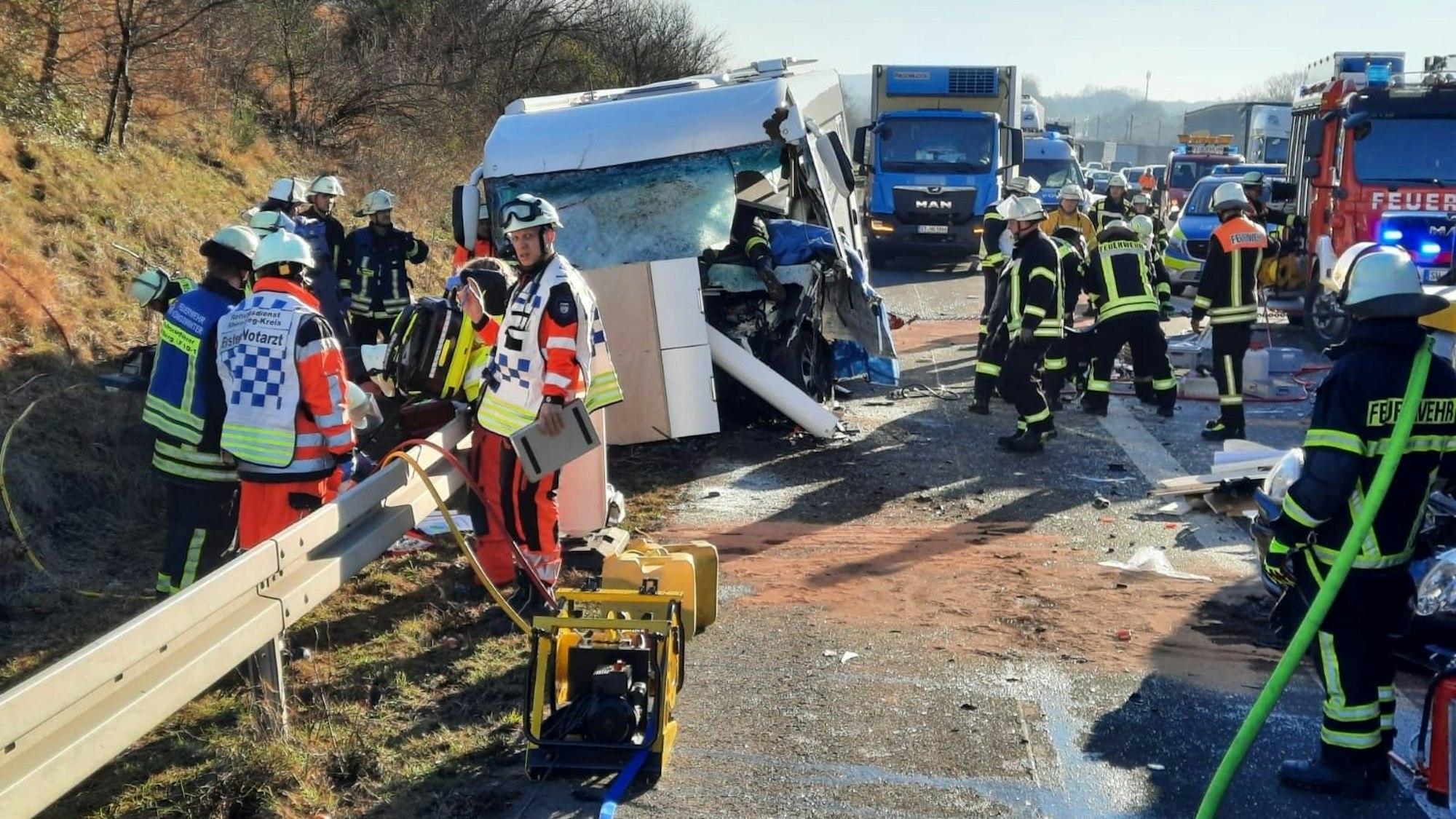 Schwerer Unfall mit fünf Verletzten auf der A3 Richtung Köln bei Hennef-Dambroich