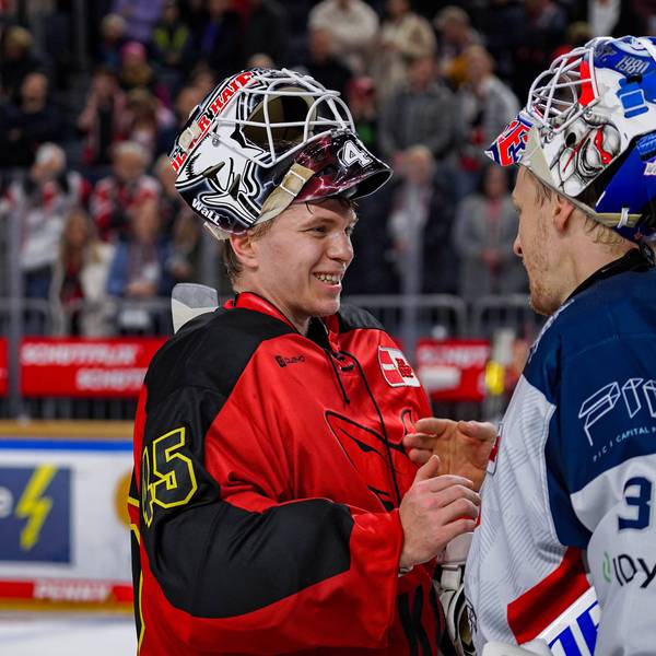 Eishockey Penny-DEL 28.Spieltag Kölner Haie - Nürnberg Ice Tigers Faire Geste nach Spielend zwischen Tobias Ancicka Köln , links- und Niklas Treutle Nürnberg , rechts - nach dem sie sich im zweiten Drittel einen Fauskampf geliefert hatten