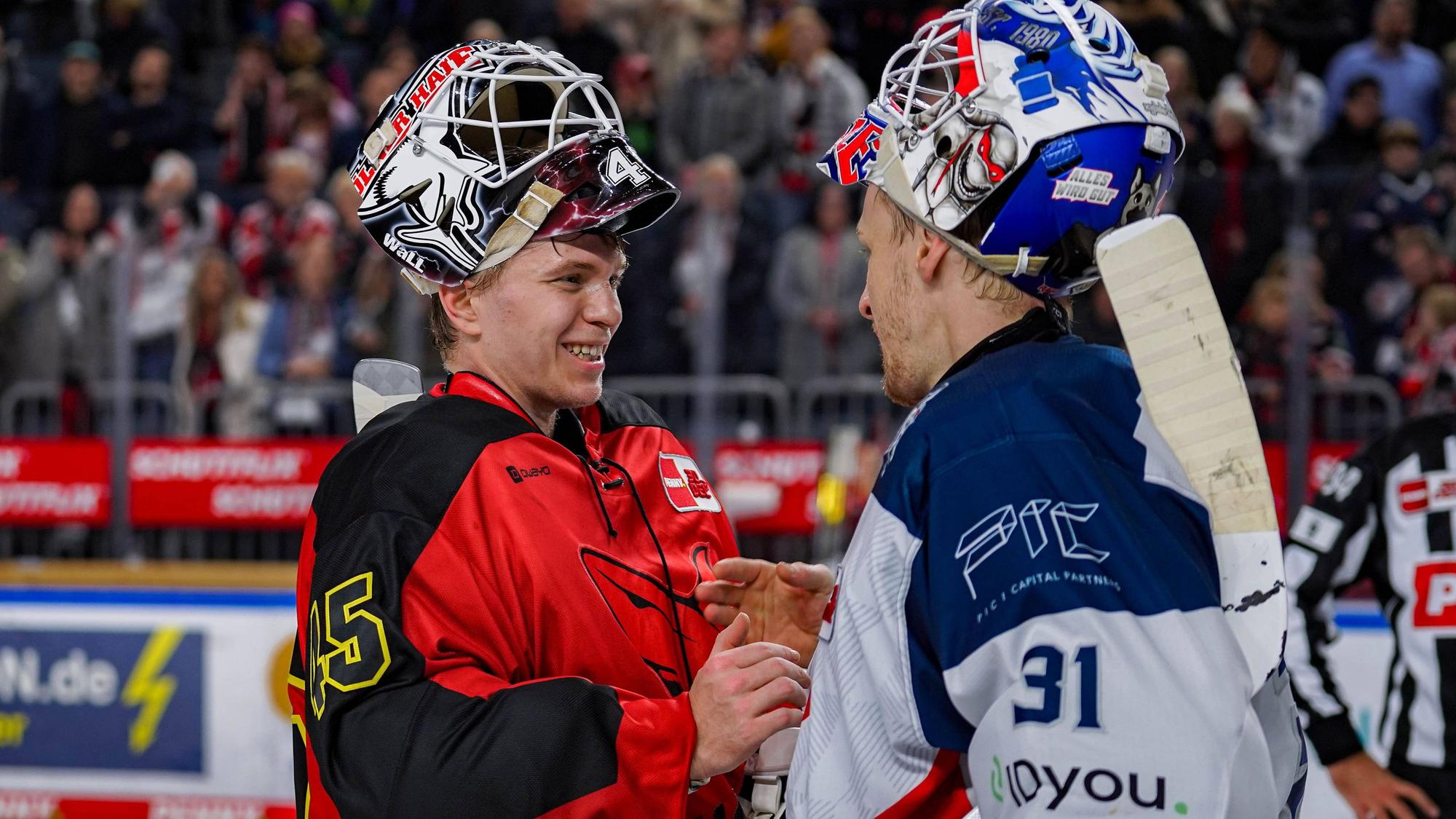 Eishockey Penny-DEL 28.Spieltag Kölner Haie - Nürnberg Ice Tigers Faire Geste nach Spielend zwischen Tobias Ancicka Köln , links- und Niklas Treutle Nürnberg , rechts - nach dem sie sich im zweiten Drittel einen Fauskampf geliefert hatten