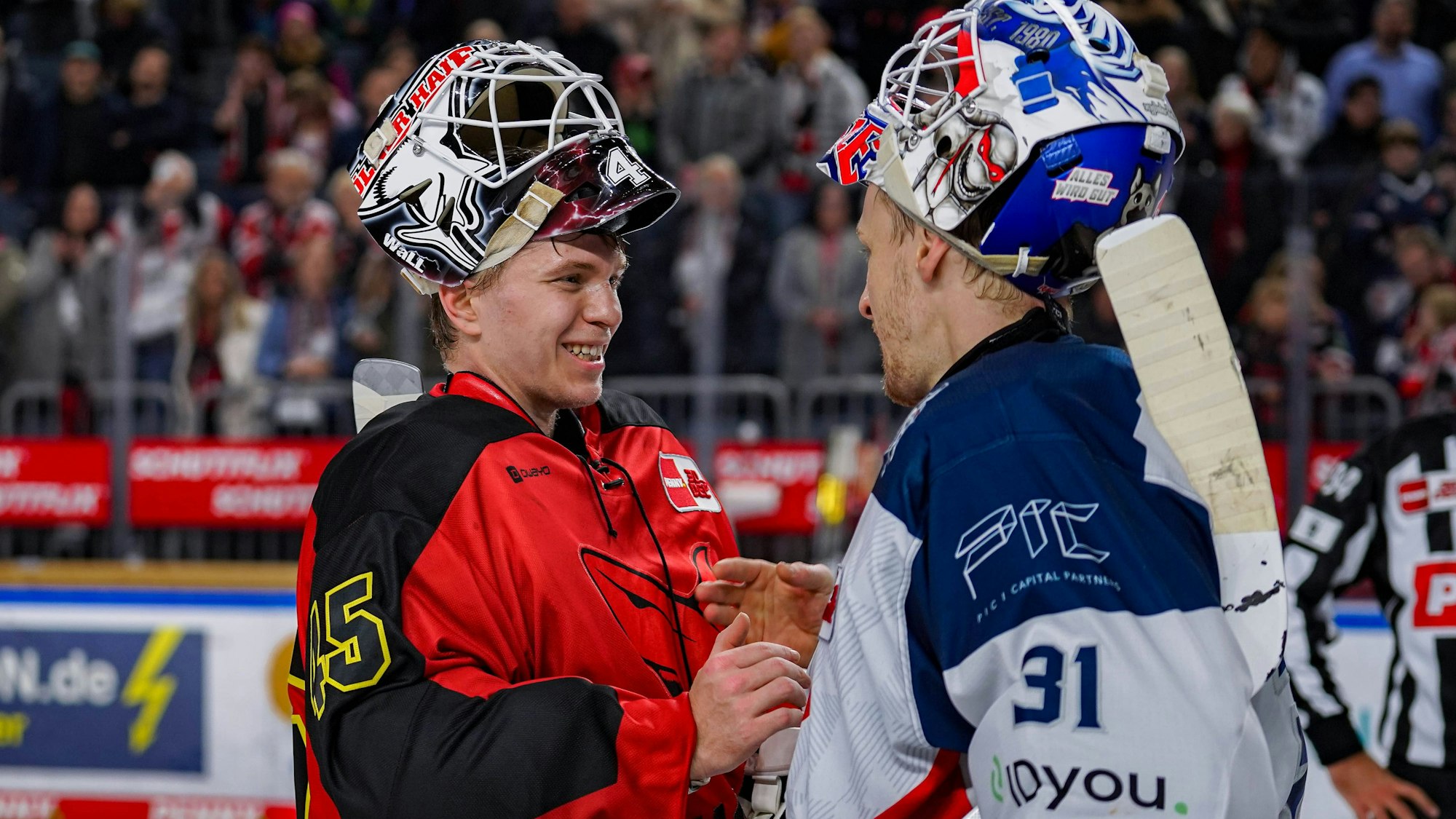Eishockey Penny-DEL 28.Spieltag Kölner Haie - Nürnberg Ice Tigers Faire Geste nach Spielend zwischen Tobias Ancicka Köln , links- und Niklas Treutle Nürnberg , rechts - nach dem sie sich im zweiten Drittel einen Fauskampf geliefert hatten