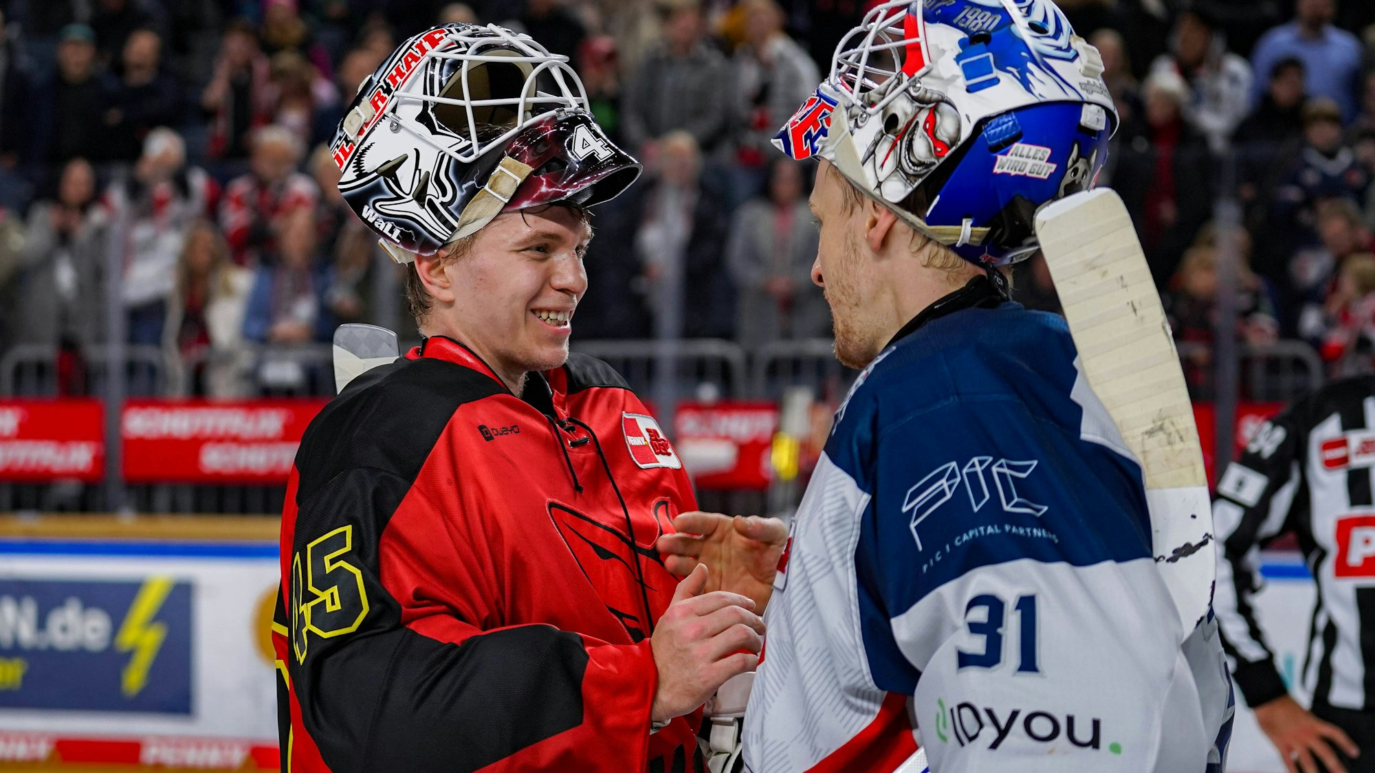 Die beiden Torhüter reichen sich die Hand.