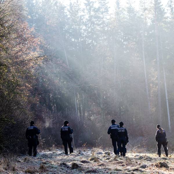Einheiten der Polizei suchen in einem Waldstück nach einem zweijährigen Kind, das seit Sonntagabend vermisst wird.