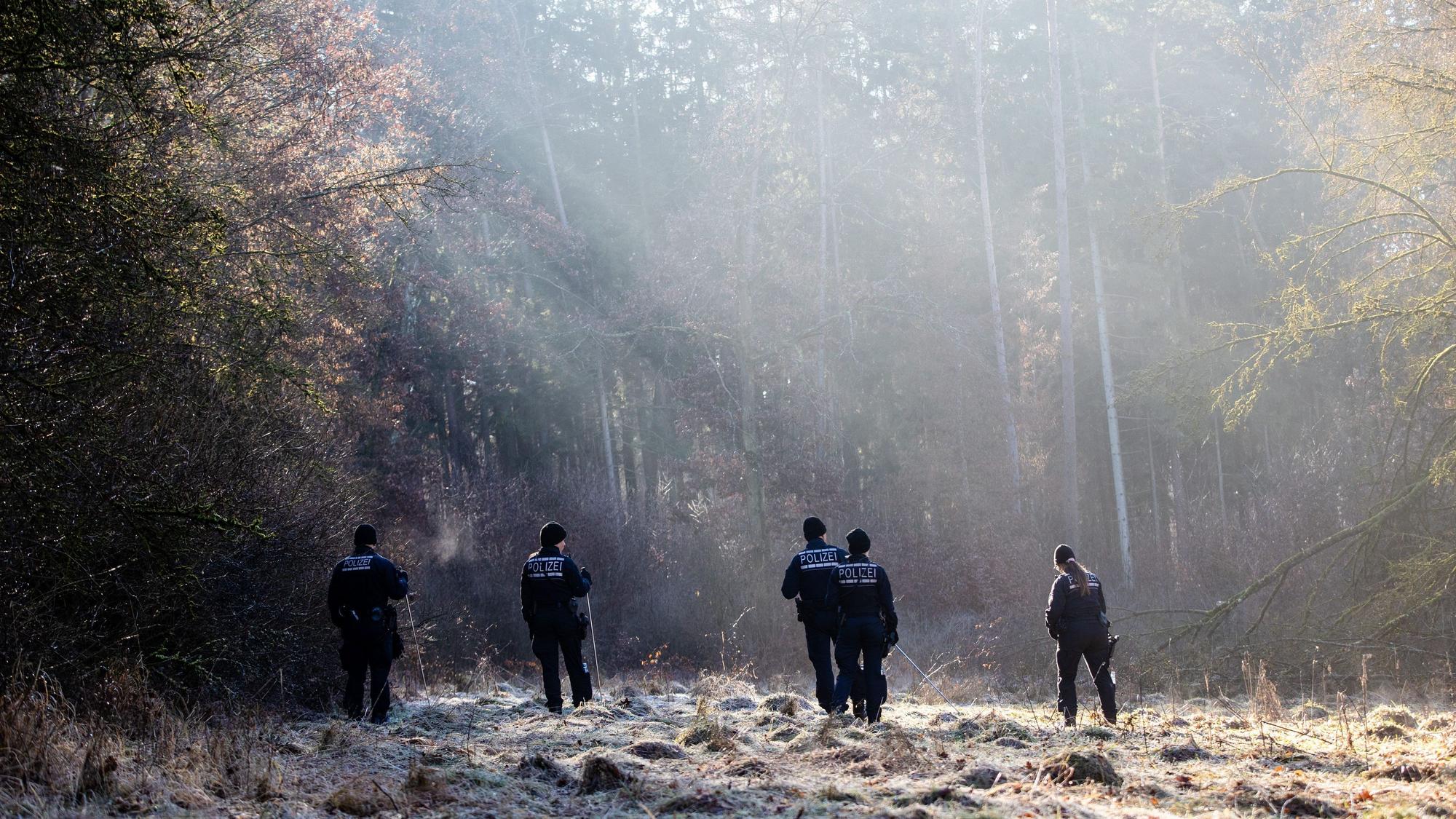 Einheiten der Polizei suchen in einem Waldstück nach einem zweijährigen Kind, das seit Sonntagabend vermisst wird.