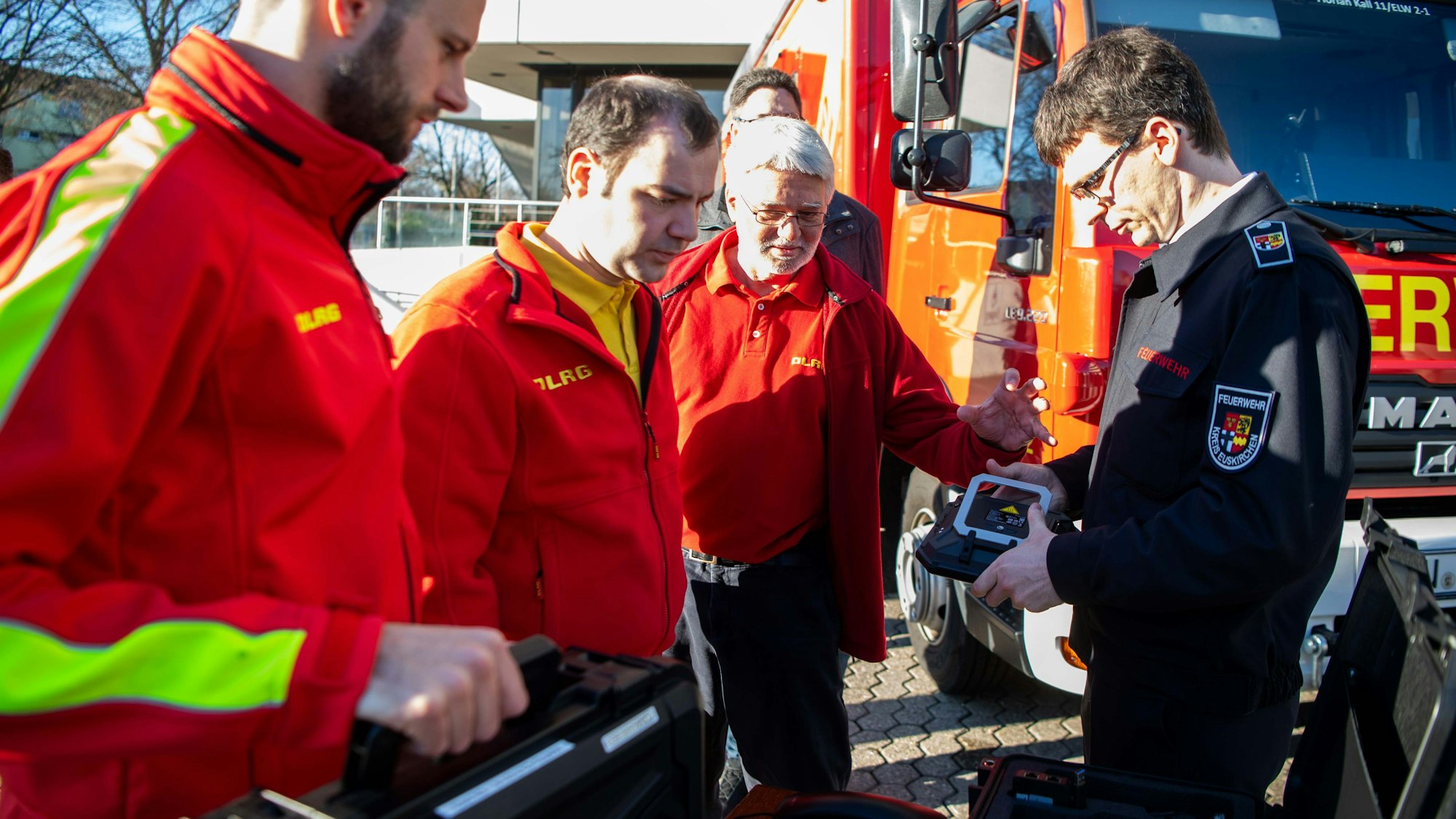 Das Bild zeigt Vertreter der DLRG, die sich in das neue Gerät einweisen lassen.