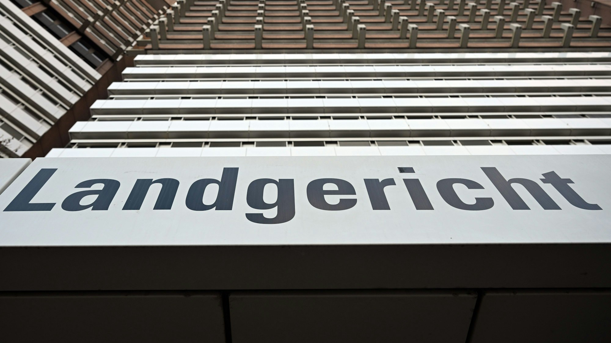 Ein Schild weist auf das Landgericht in Köln hin. (Archivbild)