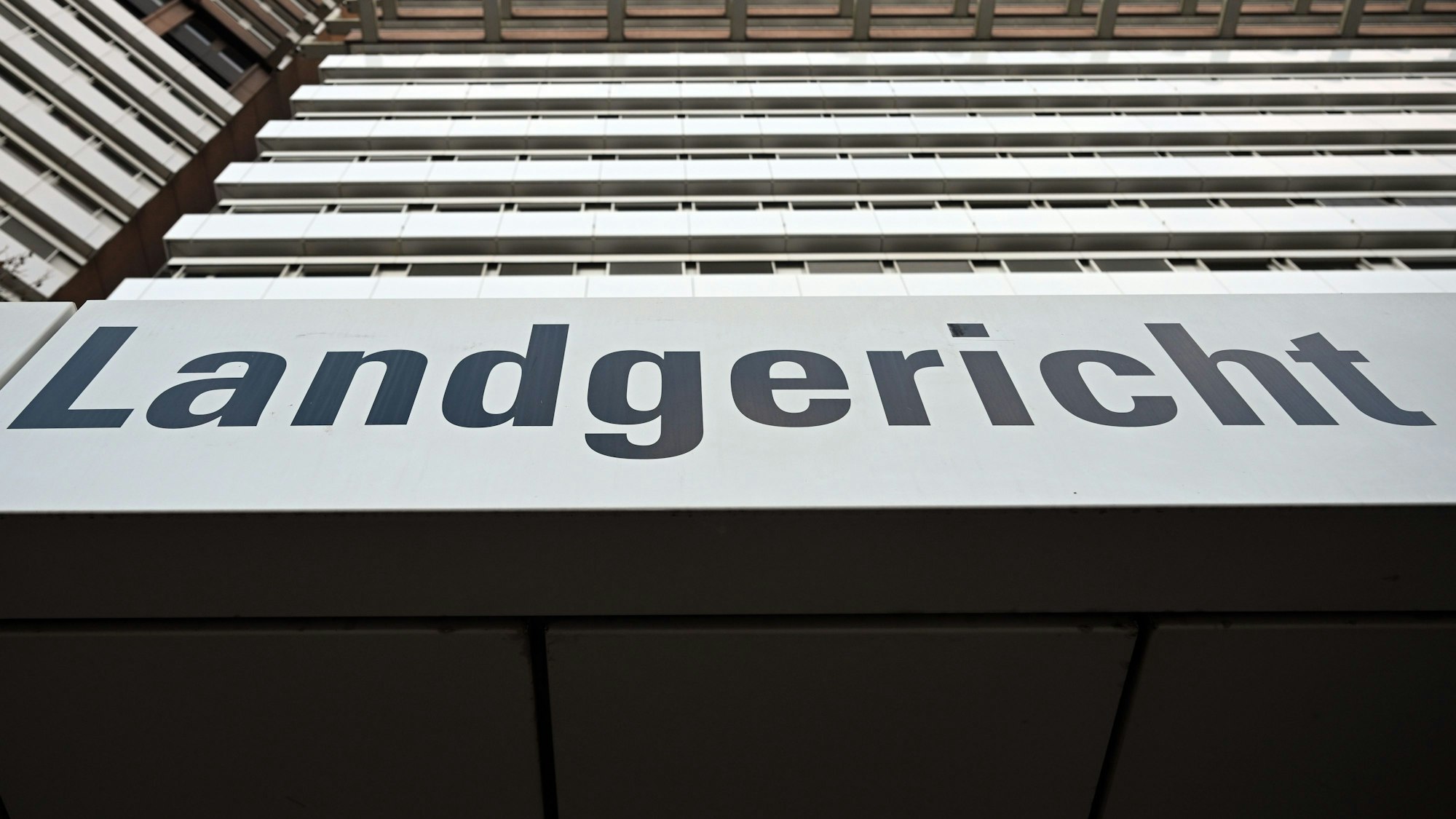 Zu sehen ist das Kölner Landgericht von außen.