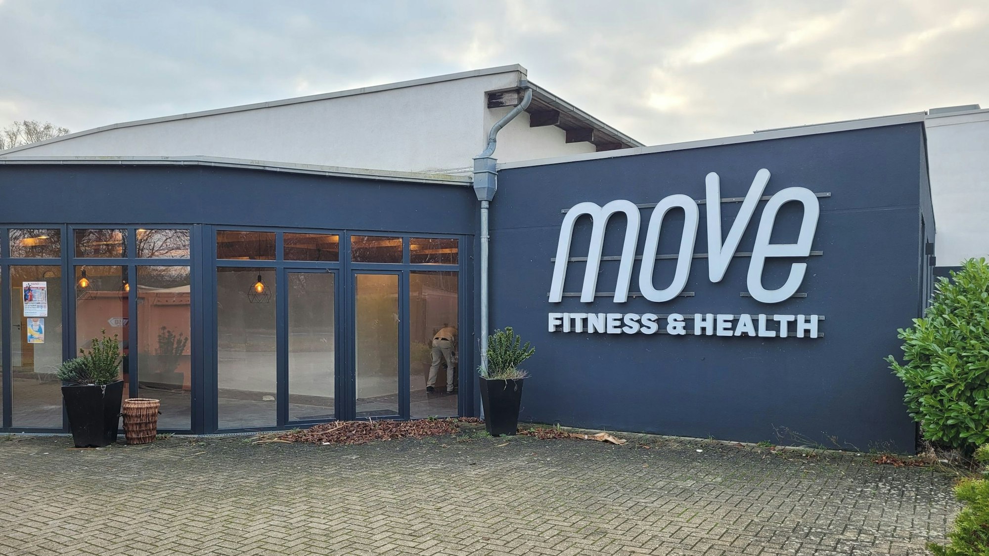 Auf dem Foto ist das Gebäude des geschlossenen Fitness-Studios „Move“ in Bedburg zu sehen.