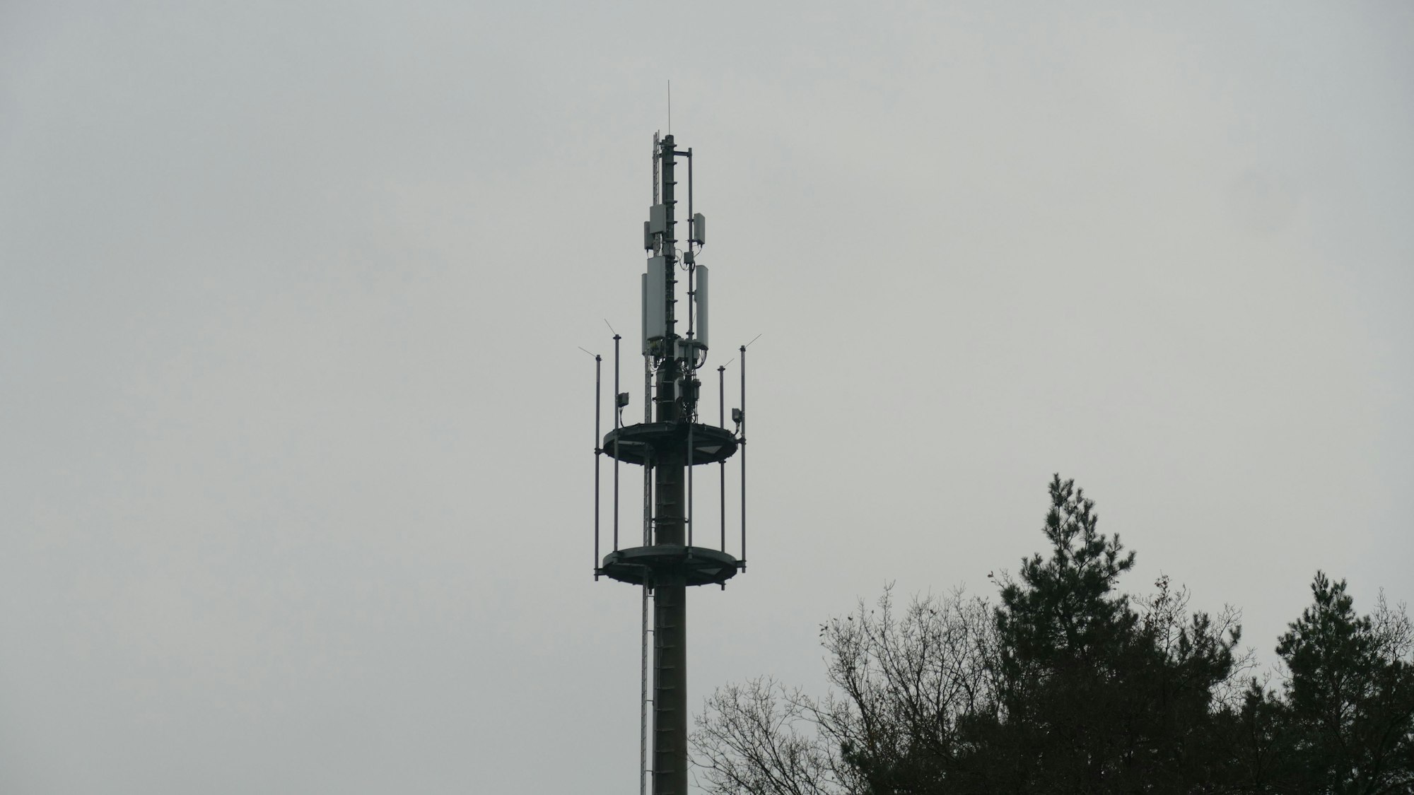 Ein Funkmast, hier an der Bundesstraße 484 in Lohmar.