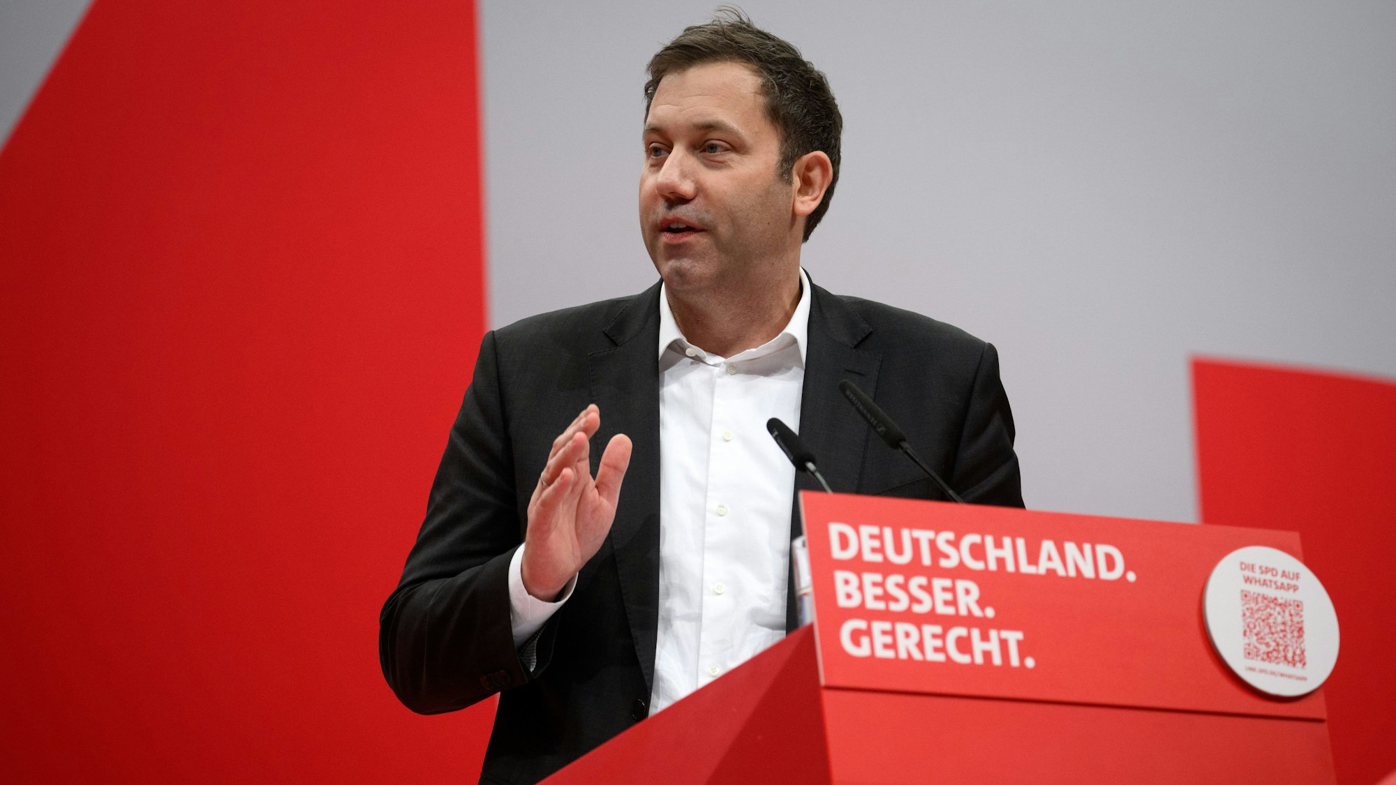 Lars Klingbeil, Vorsitzender der SPD, spricht beim ordentlichen Bundesparteitag der SPD auf dem Berliner Messegelände. (Archivbild)