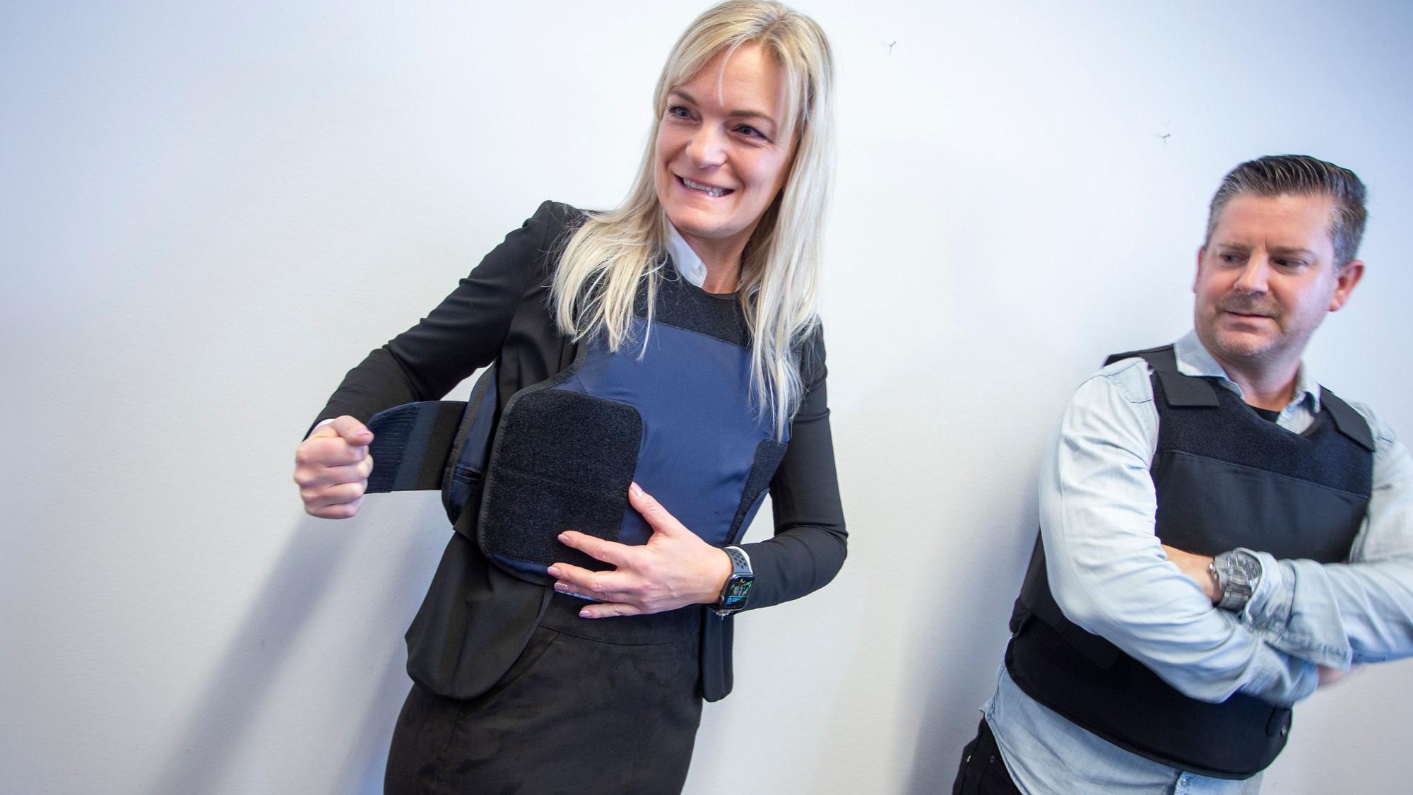 Georgi Papapostolou und Christian Stumpf mit der neuen sicheren Bekleidung.