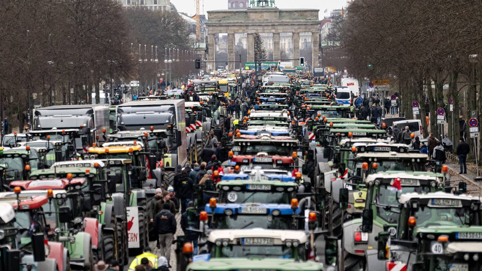 Berlin: Landwirte nehmen mit Traktoren an einer Demonstration des Deutschen Bauernverbandes teil.