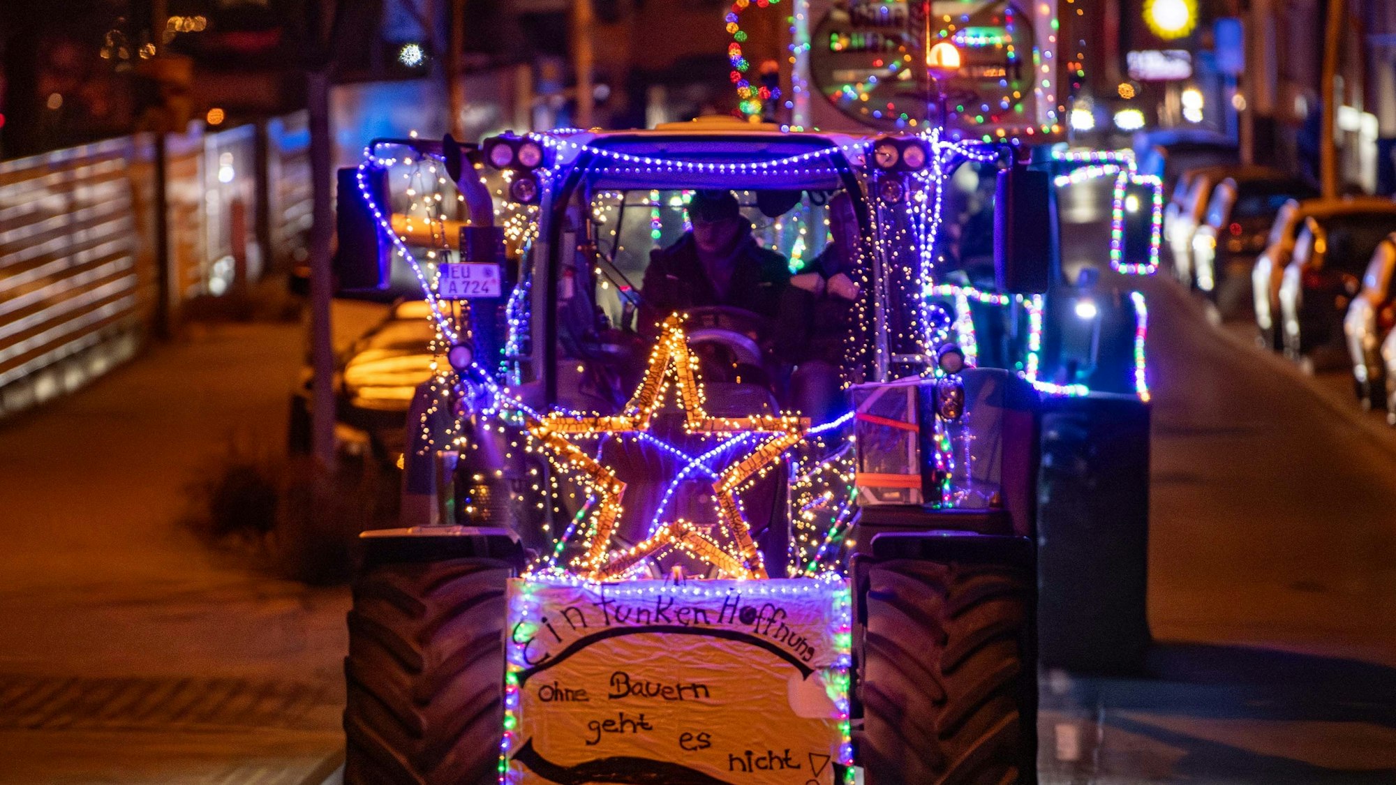 Mit Lichterketten geschmückte Traktoren bei der Lichterfahrt im Jahr 2023 in Euskirchen.