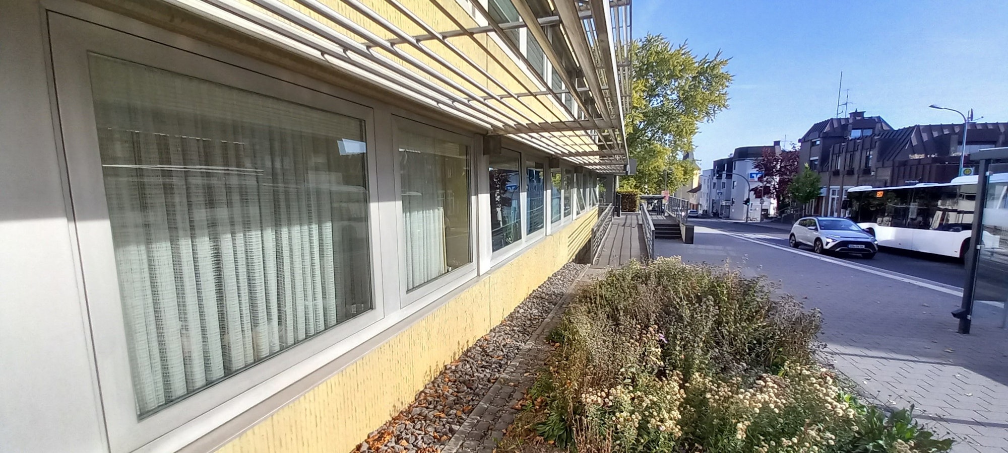 Die Fenster sind einfache Aluminiumfenster mit waagerechter Drehachse. Sie müssen die Heizung regulieren.