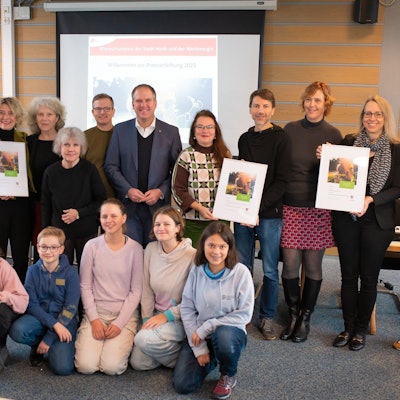 Eine Gruppe von Schülern, Lehrern, Vertretern der Stadt und von Westenergie im Rathaus.