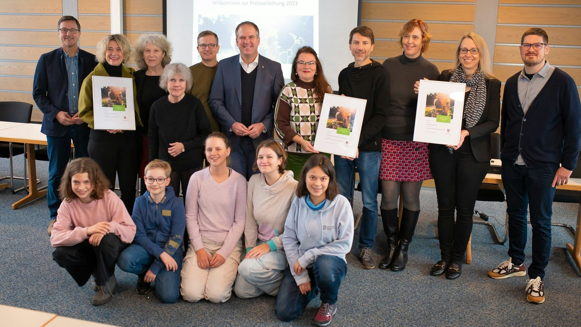 Eine Gruppe von Schülern, Lehrern, Vertretern der Stadt und von Westenergie im Rathaus.
