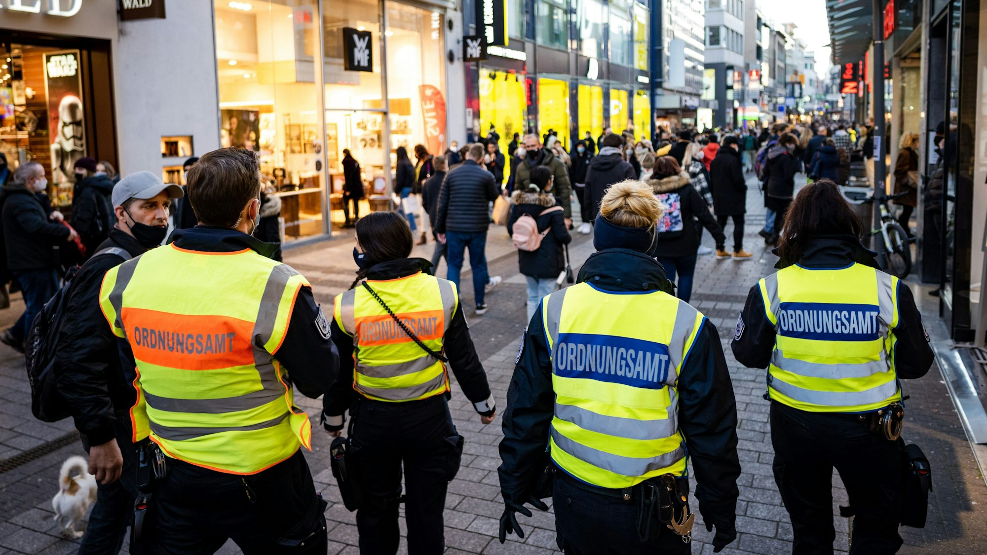 Ordnungsdienstkräfte bei Corona-Kontrollen 2020 (Archivbild)