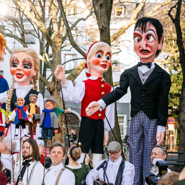 Großes Theater: Das Ensemble des Hänneschens freut sich auf Jubiläum, die Großfiguren sind etwa fünf Mal so groß wie die echten Stockpuppen.