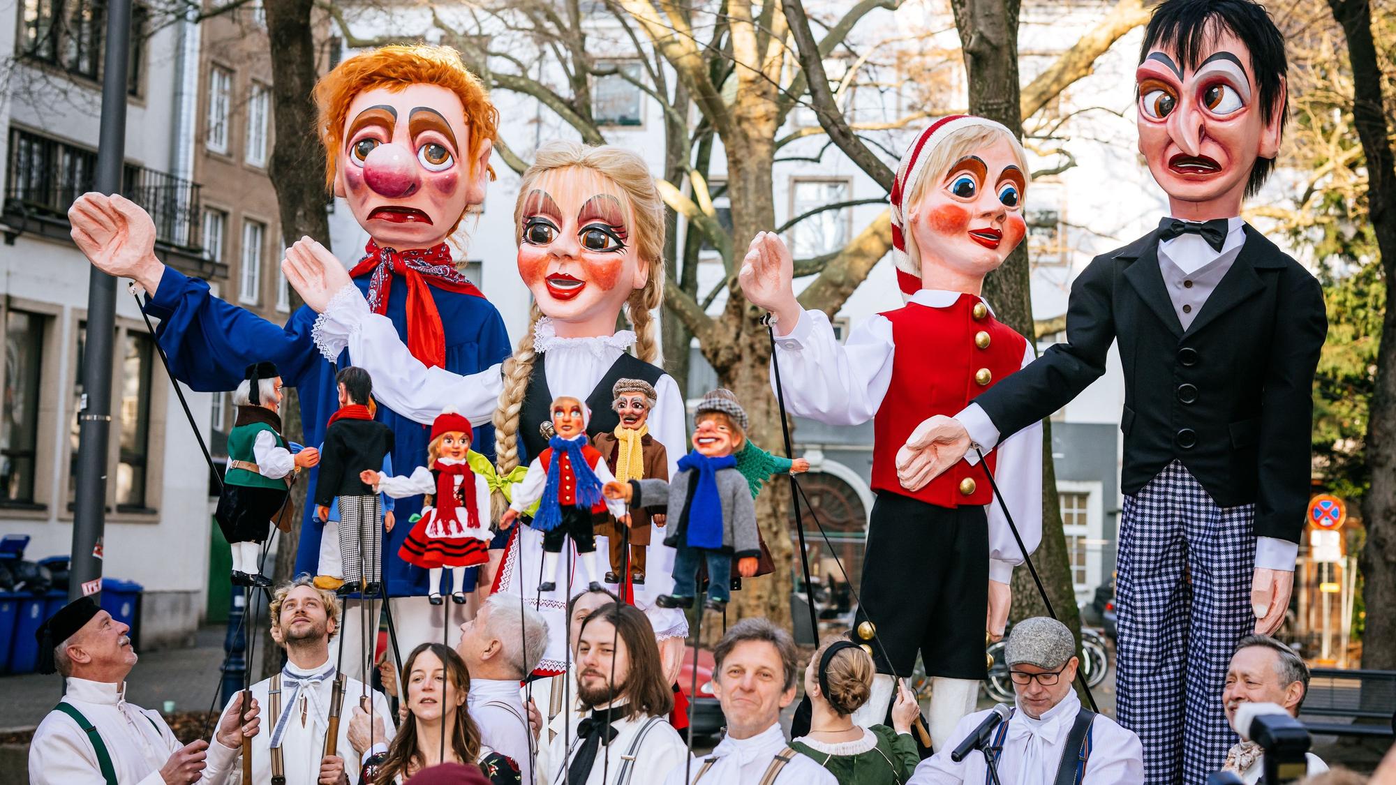 Großes Theater: Das Ensemble des Hänneschens freut sich auf Jubiläum, die Großfiguren sind etwa fünf Mal so groß wie die echten Stockpuppen.