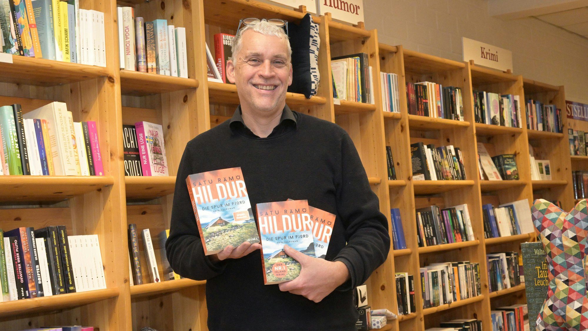 Alexander Bückens Tipp hält „Hildur – Die Spur im Fjord“ in de Händen.