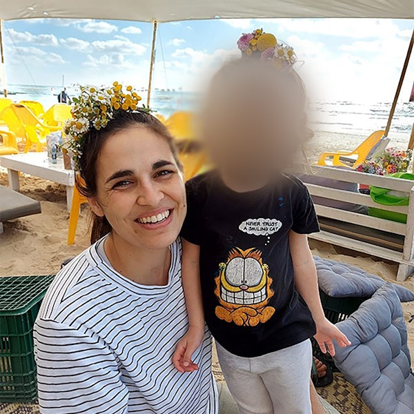 Die Deutsch-Israelin Yarden Romann-Gat mit ihrer Tochter (genaues Aufnahmedatum unbekannt). Romann-Gat war von Terroristen der im Gazastreifen herrschenden Hamas verschleppt und Ende November wieder freigelassen worden.