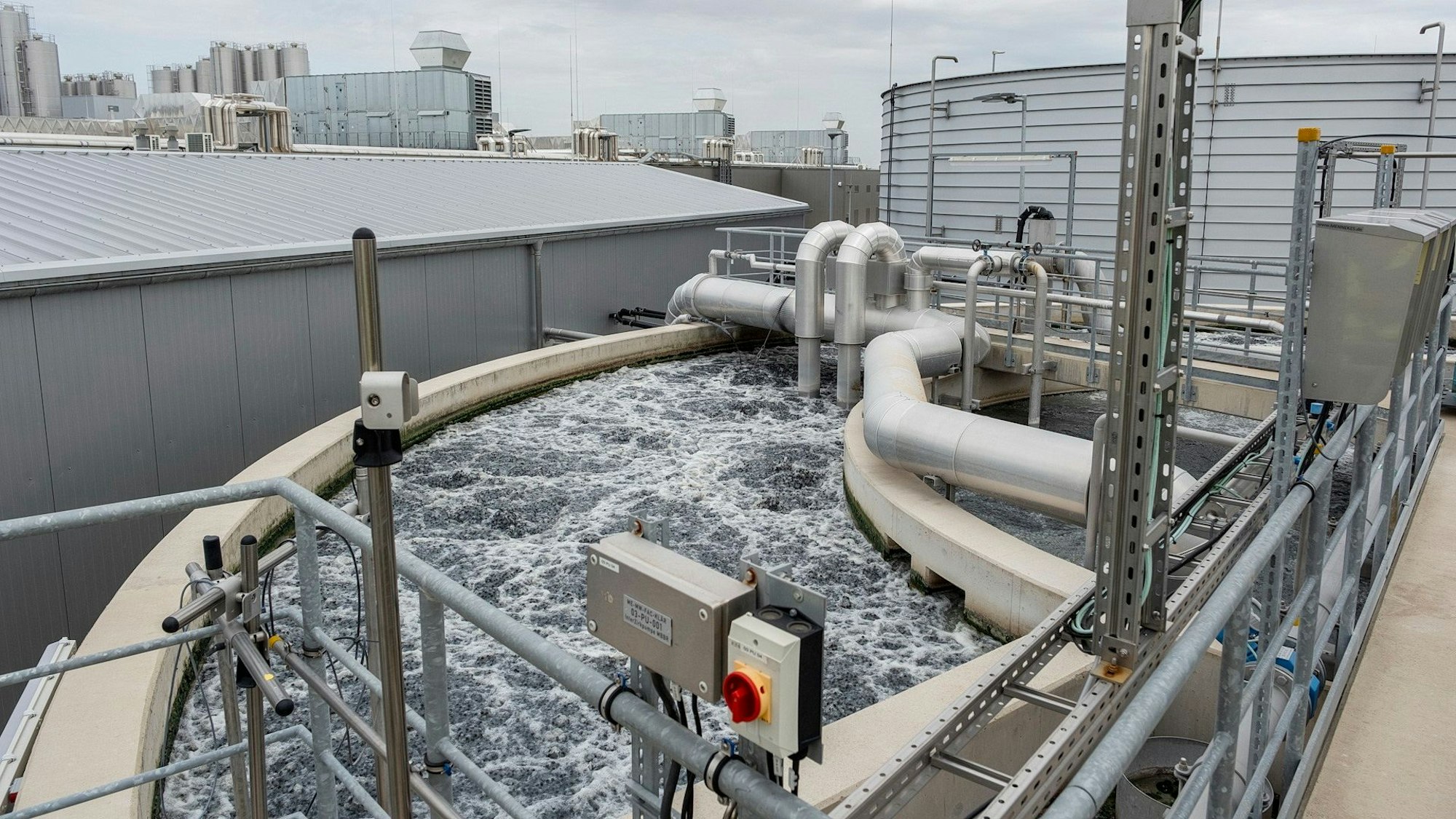 Blick in den Prozessbehälter der Hochwald-Kläranlage in Obergartzem.