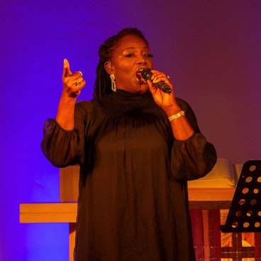 Ein schwarze Sängerin.