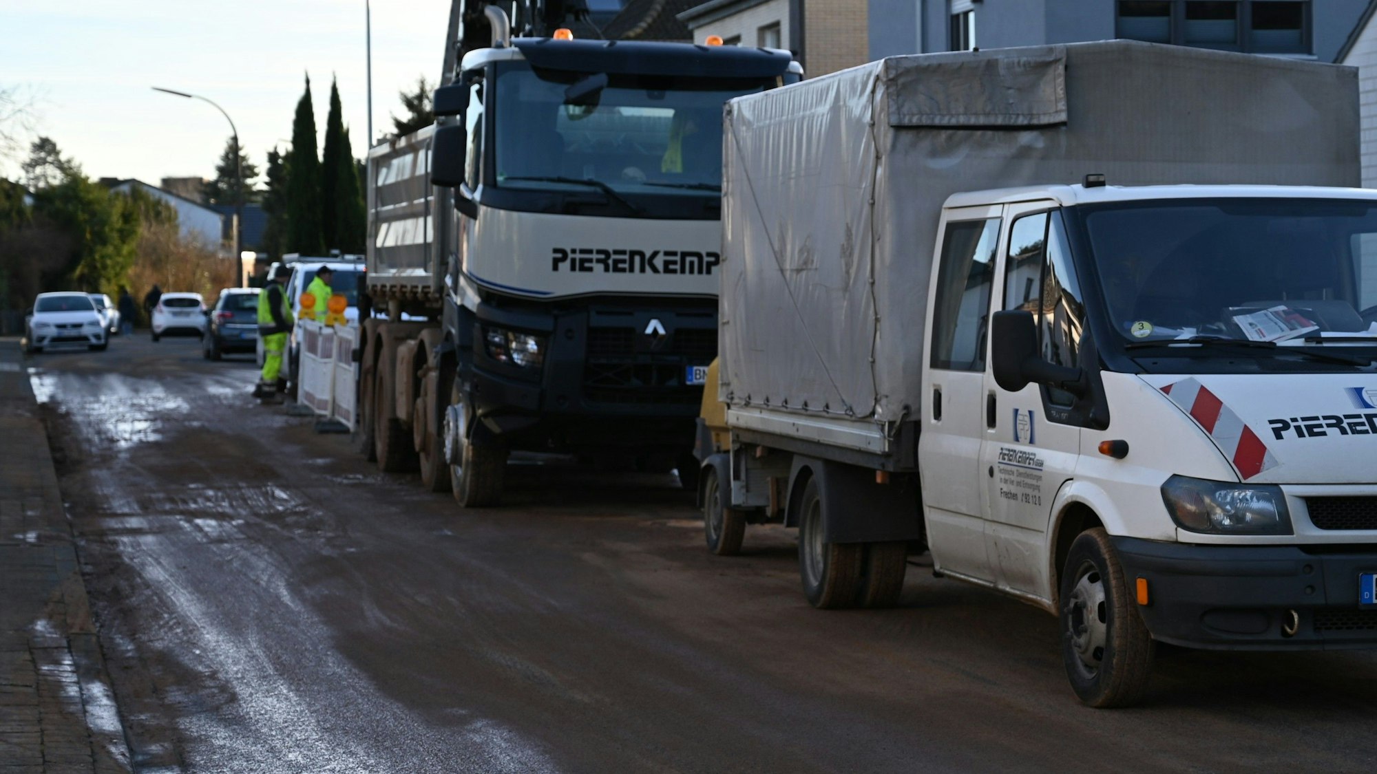 Das Bild zeigt mehrere Baufahrzeuge auf dem Amselweg in Erftstadt-Lechenich.