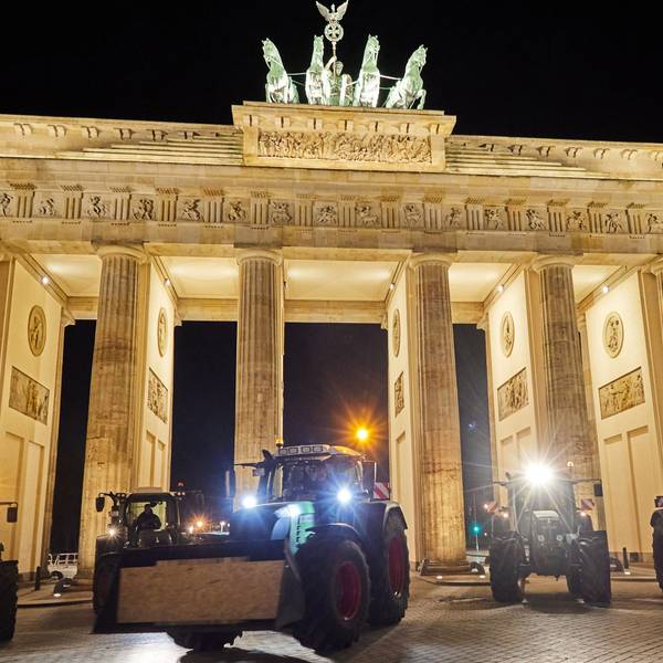 Landwirte aus Ostholstein stehen mit ihren Traktoren vor dem Brandenburger Tor.