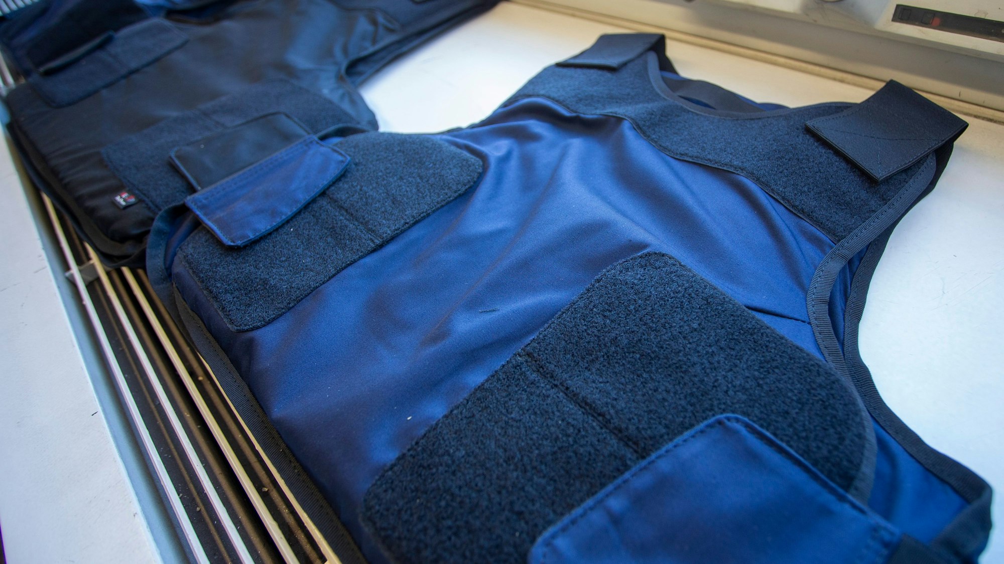 Das sind die neuen Schutzwesten.